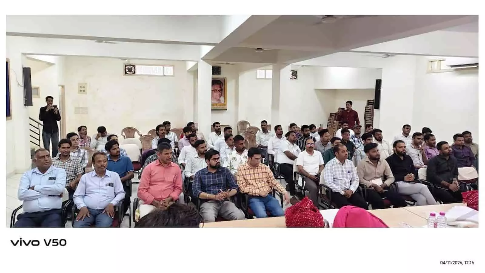 जयपुर के तारक भवन में बैंक यूनियन सदस्य तारकेश्वर चक्रवर्ती की श्रद्धांजलि सभा में बैठे हुए हैं। जयपुर के तारक भवन में बैंक यूनियन सदस्य तारकेश्वर चक्रवर्ती की श्रद्धांजलि सभा में बैठे हुए हैं।