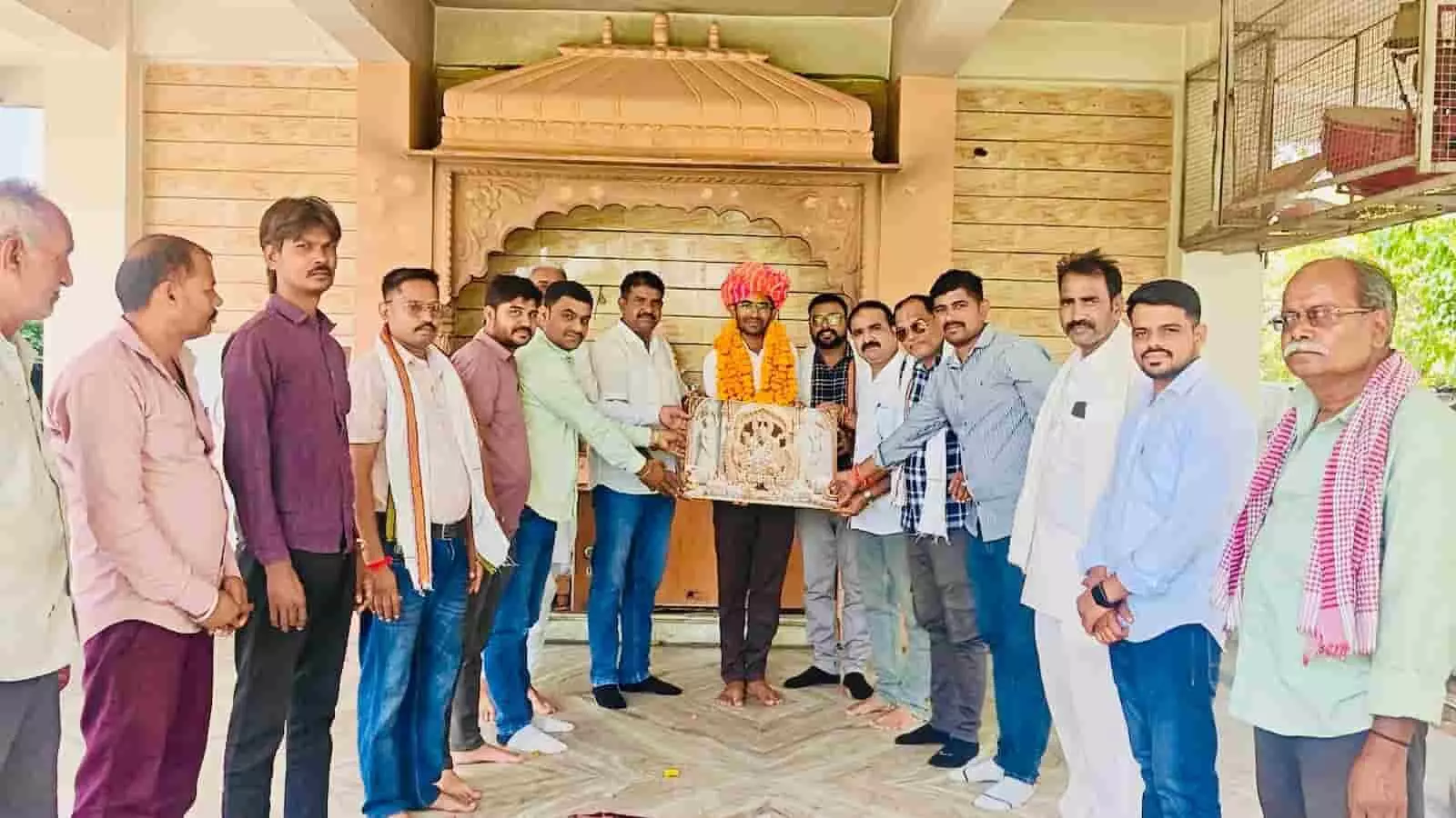 कोटा के वीर तेजाजी पार्क में देव सेना पदाधिकारी आरएएस चयनित चंद्रराज कुवाडा का अभिनंदन करते हुए। कोटा के वीर तेजाजी पार्क में देव सेना पदाधिकारी आरएएस चयनित चंद्रराज कुवाडा का अभिनंदन करते हुए।