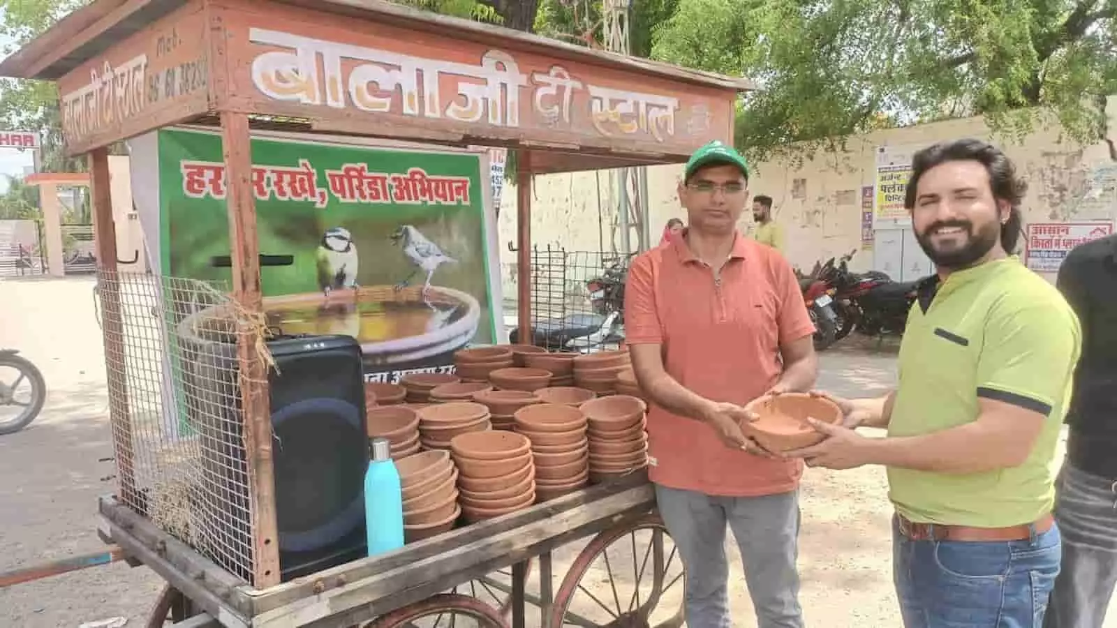 कोटा में हर घर परिंडा अभियान के तहत स्टाल पर रखे मिट्टी के परिंडे और वितरण करते लोग। कोटा में हर घर परिंडा अभियान के तहत स्टाल पर रखे मिट्टी के परिंडे और वितरण करते लोग।