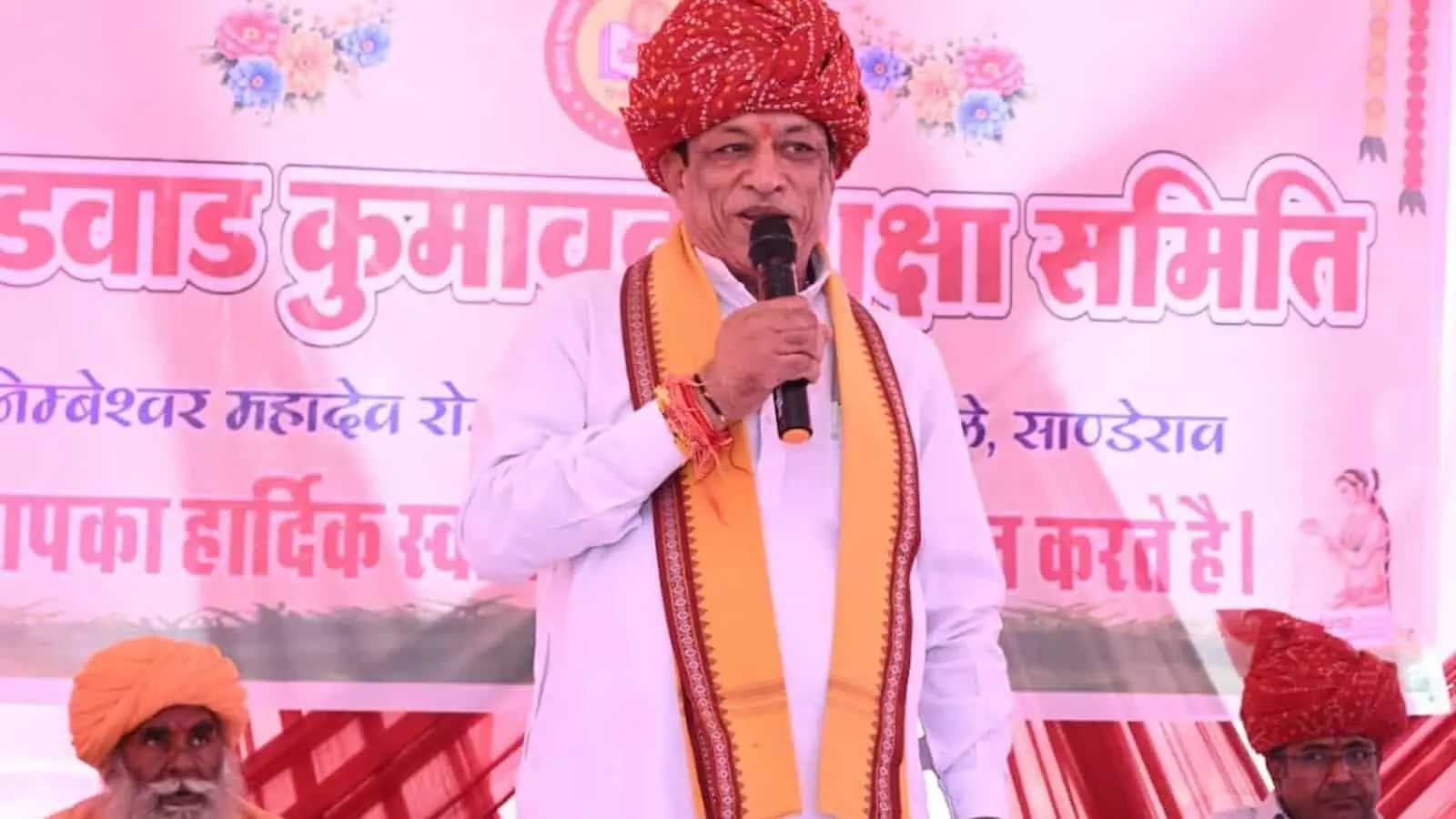 सांडेराव में आयोजित प्रतिभा सम्मान समारोह के दौरान माइक पर भाषण देते मंत्री जोराराम कुमावत।