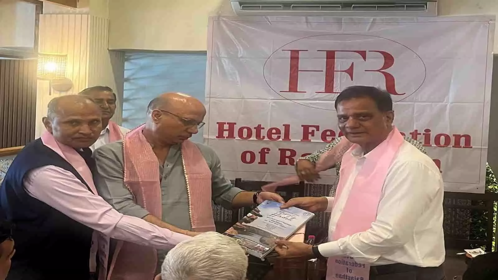 जयपुर में होटल फेडरेशन की बैठक के दौरान पदाधिकारी कोटा हाड़ोती ट्रेवल मार्ट की कार्ययोजना पुस्तिका दिखाते हुए। जयपुर में होटल फेडरेशन की बैठक के दौरान पदाधिकारी कोटा हाड़ोती ट्रेवल मार्ट की कार्ययोजना पुस्तिका दिखाते हुए।