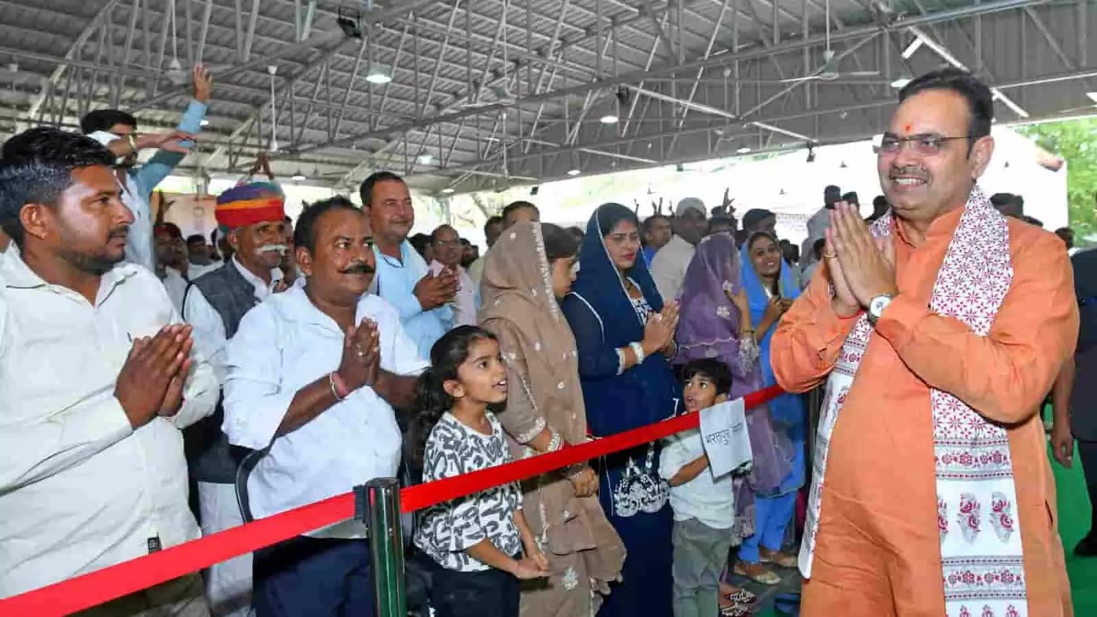जयपुर में ओड समाज संवाद कार्यक्रम के दौरान मुख्यमंत्री भजनलाल शर्मा उपस्थित लोगों का अभिवादन स्वीकार करते हुए।