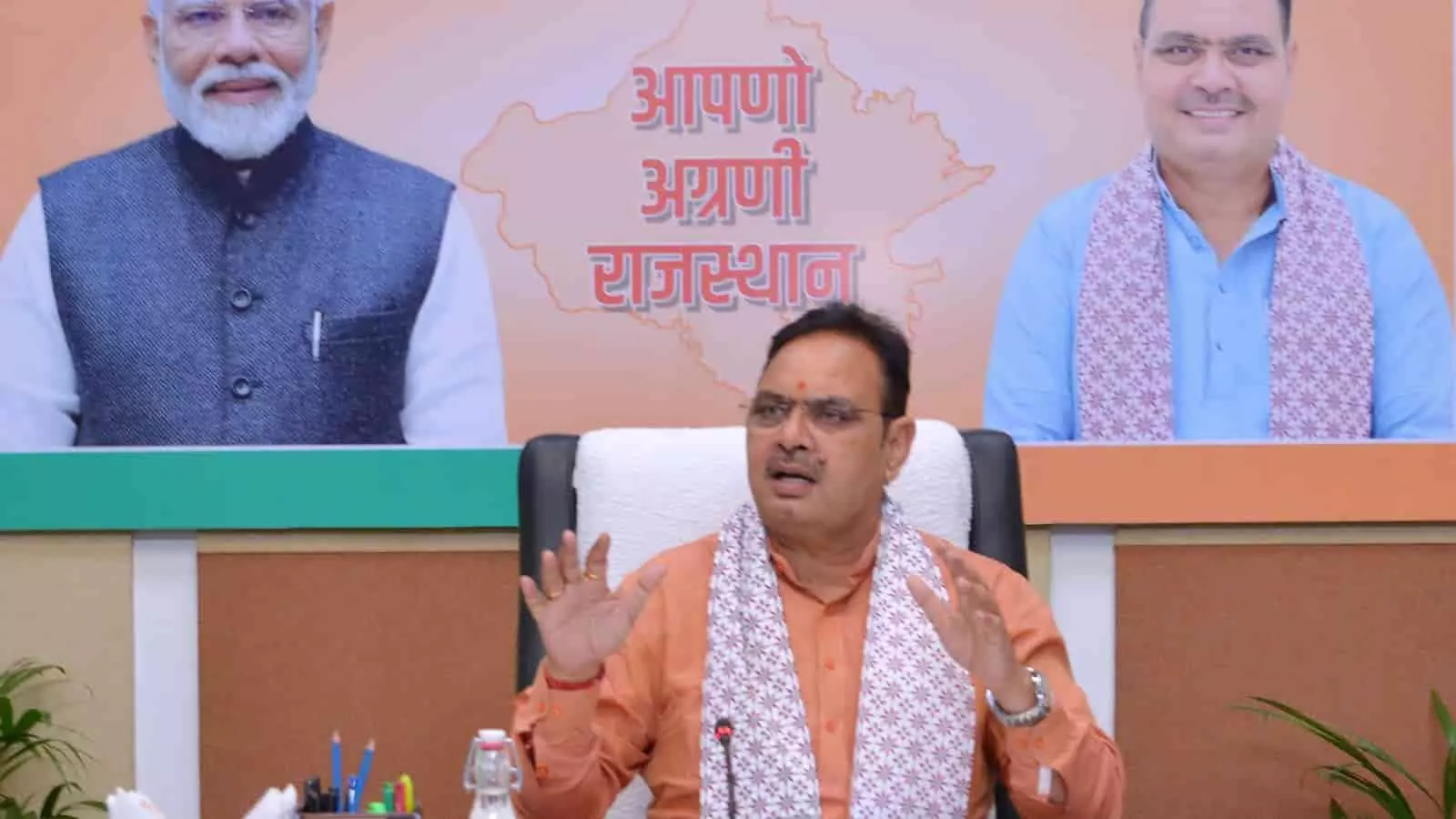 मुख्यमंत्री निवास पर बैठक की अध्यक्षता करते मुख्यमंत्री भजनलाल शर्मा चंदन वन विकसित करने के संदर्भ में।