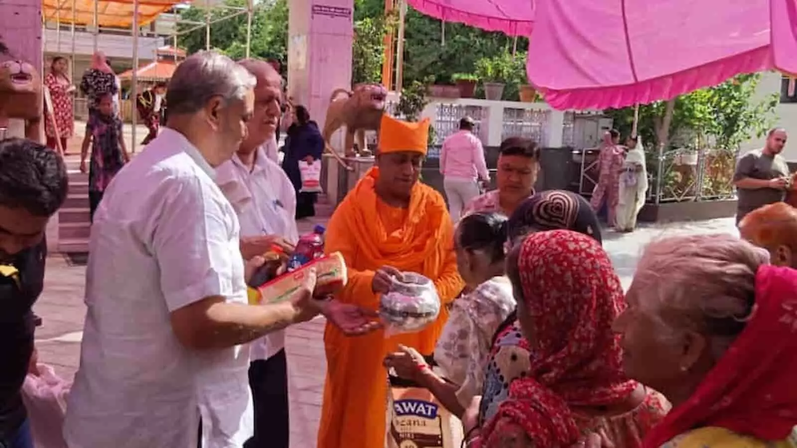 श्री अमरापुर स्थान में संतों द्वारा निर्धन महिलाओं को राशन सामग्री और मिट्टी के घड़े वितरित किए जा रहे हैं।