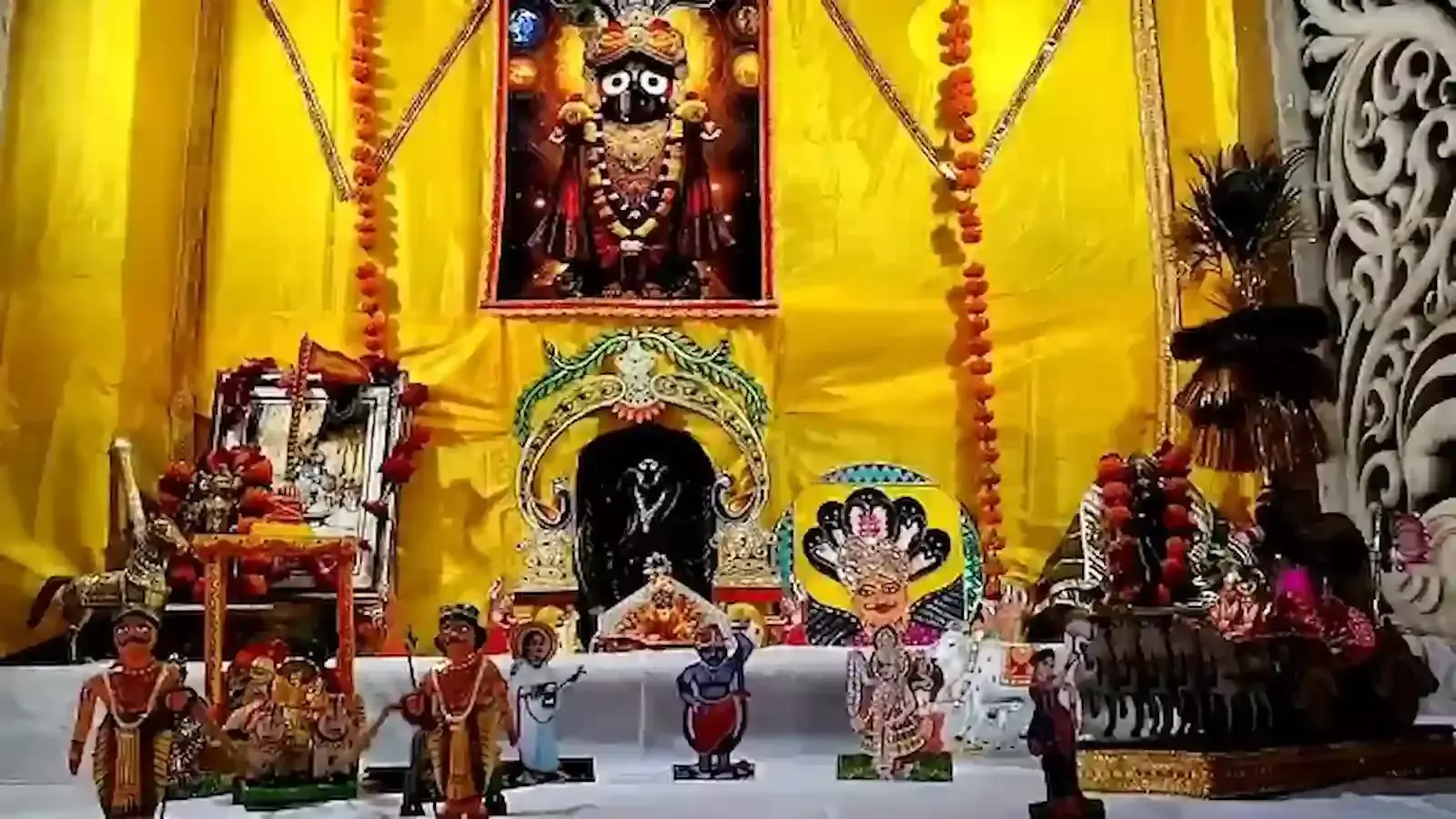 काली कल्याण धाम मंदिर उदयपुर में भगवान कल्लाजी बावजी की मूर्ति पर आम की आंगी के दर्शन। काली कल्याण धाम मंदिर उदयपुर में भगवान कल्लाजी बावजी की मूर्ति पर आम की आंगी के दर्शन।