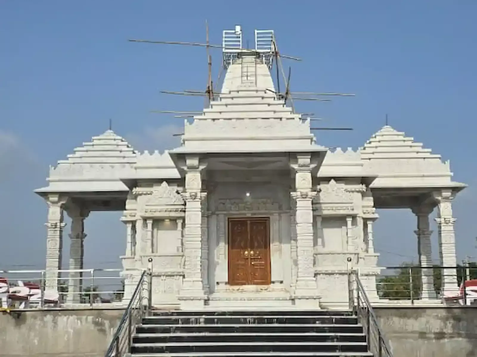 उदयपुर के श्री रामेश्वर महादेव मन्दिर में पाटोत्सव के दौरान पूजा करते श्रद्धालु और सजी हुई हनुमान प्रतिमा। उदयपुर के श्री रामेश्वर महादेव मन्दिर में पाटोत्सव के दौरान पूजा करते श्रद्धालु और सजी हुई हनुमान प्रतिमा।