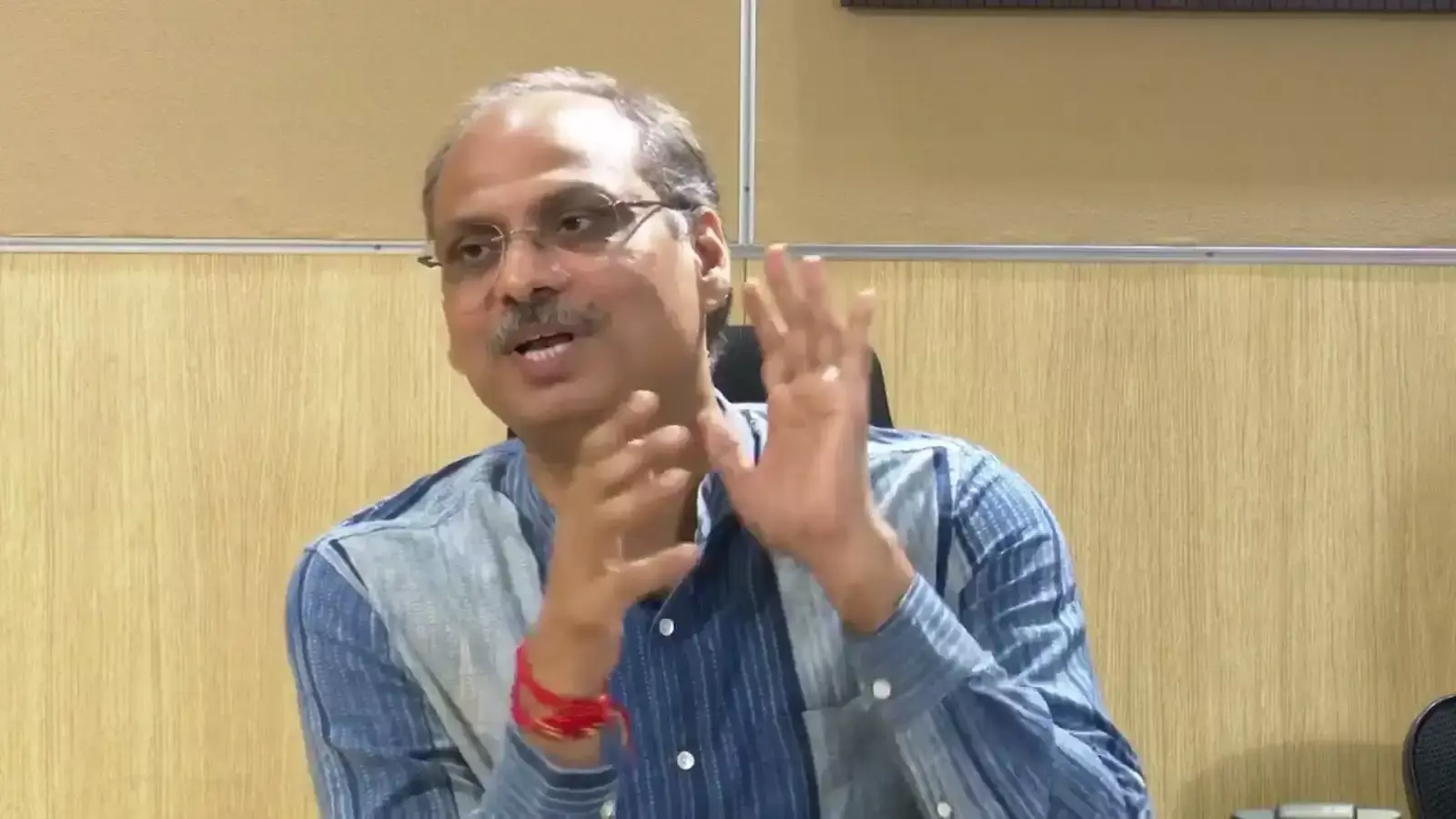 मोहनलाल सुखाड़िया विश्वविद्यालय उदयपुर के सभागार में नारद जयंती कार्यक्रम के दौरान मंच पर संबोधन देते अतिथि और उपस्थित गणमान्य नागरिक। मोहनलाल सुखाड़िया विश्वविद्यालय उदयपुर के सभागार में नारद जयंती कार्यक्रम के दौरान मंच पर संबोधन देते अतिथि और उपस्थित गणमान्य नागरिक।
