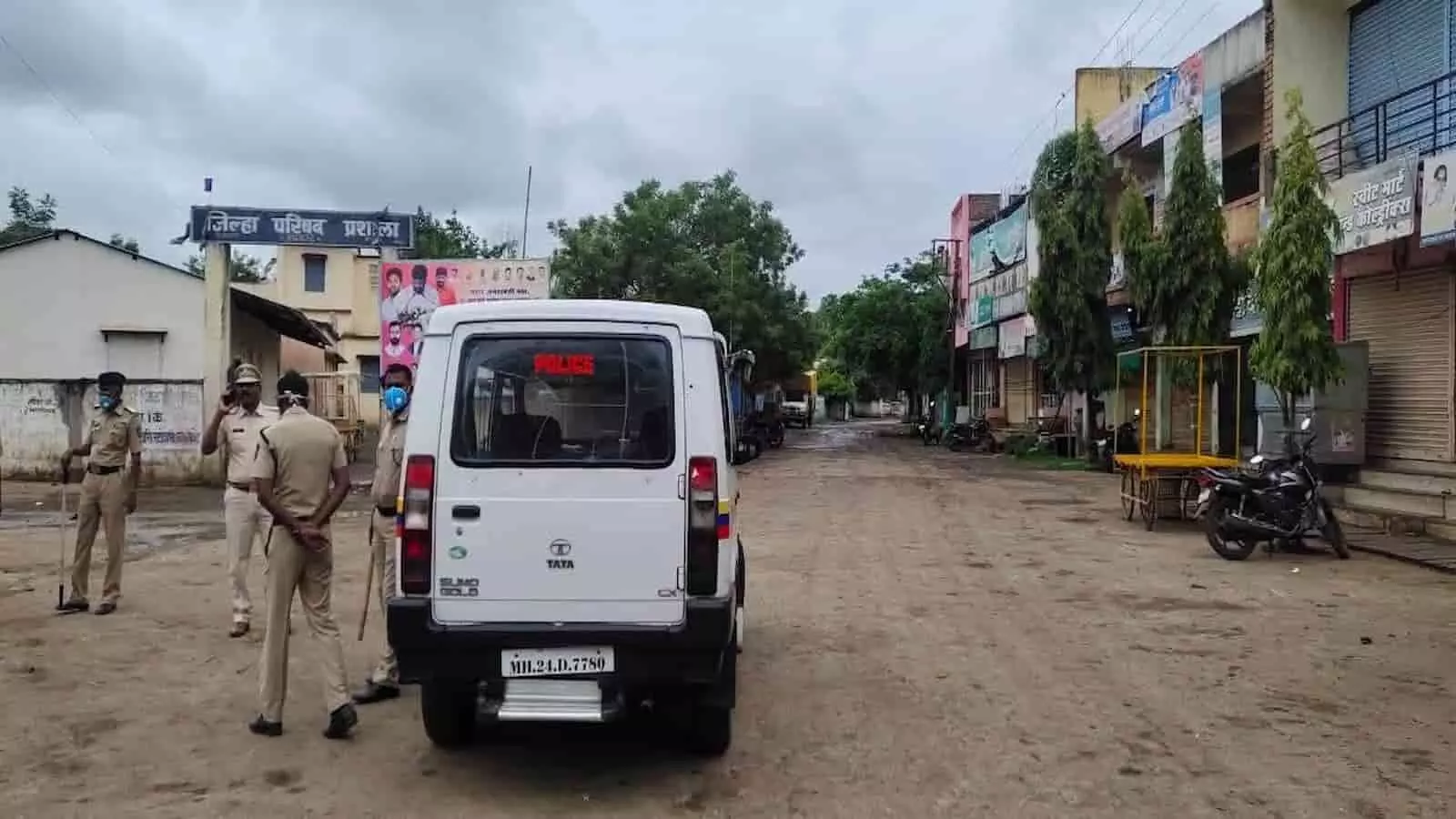 जळकोट पुलिस स्टेशन के बाहर खड़ी पुलिस वैन और सुरक्षाकर्मी नाबालिग दुष्कर्म मामले की जांच करते हुए।