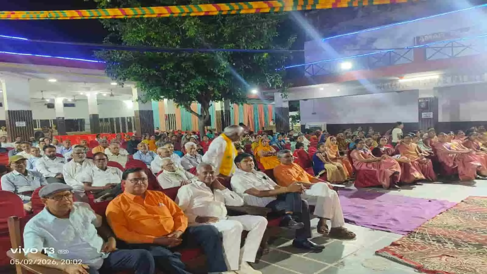 बझेरा कला में अपना घर सेवा समिति बयाना के वार्षिकोत्सव समारोह में कुर्सियों पर बैठे अतिथि और सदस्यगण। बझेरा कला में अपना घर सेवा समिति बयाना के वार्षिकोत्सव समारोह में कुर्सियों पर बैठे अतिथि और सदस्यगण।