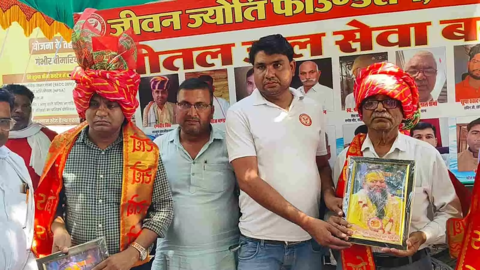 बयाना अस्पताल परिसर में जीवन ज्योति फाउंडेशन के सदस्य निःशुल्क प्याऊ सेवा का उद्घाटन करते हुए। बयाना अस्पताल परिसर में जीवन ज्योति फाउंडेशन के सदस्य निःशुल्क प्याऊ सेवा का उद्घाटन करते हुए।