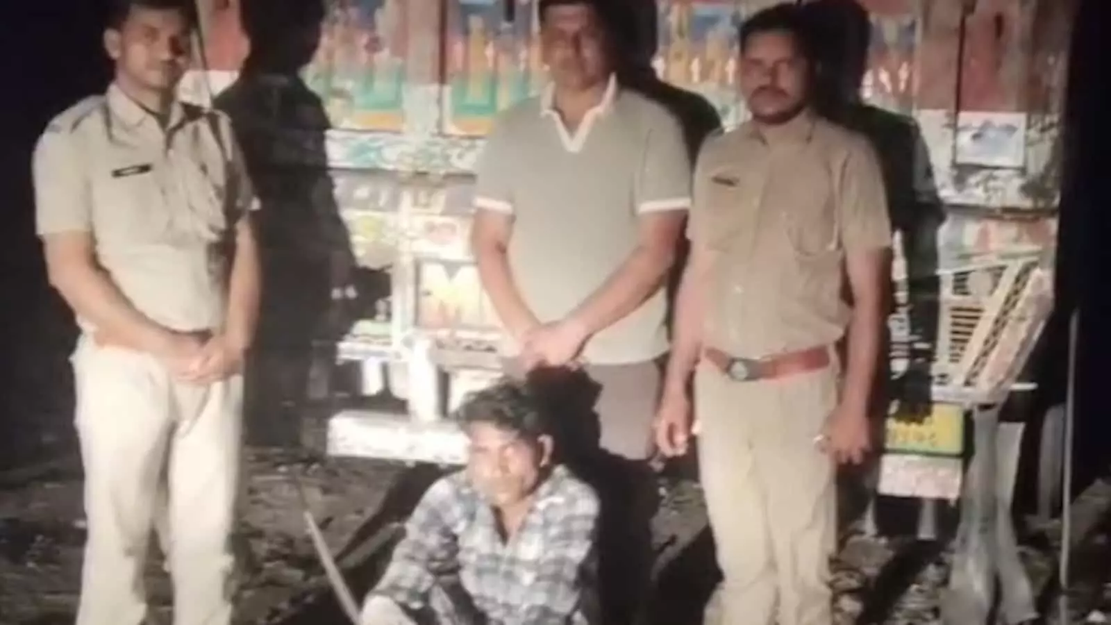 राजसमंद में वन विभाग द्वारा जब्त किया गया अवैध गीली लकड़ियों से भरा ट्रक और लकड़ी के बड़े लट्ठे।