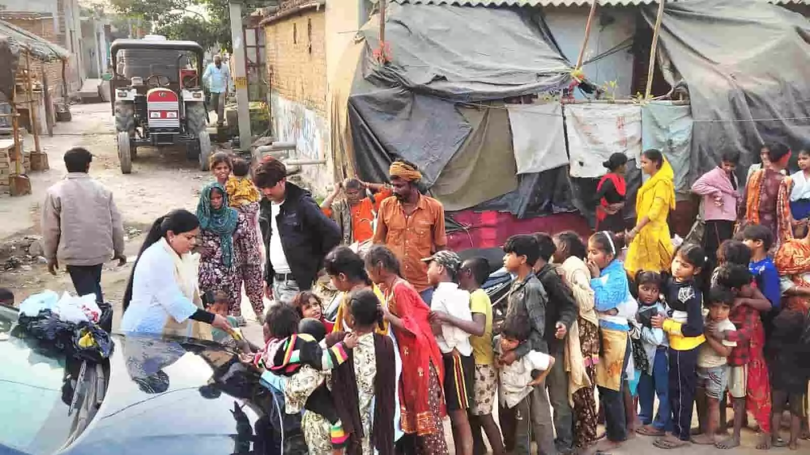 डीग की कच्ची बस्ती में एडवोकेट श्वेता यादव बच्चों को फल और बिस्किट वितरित कर रही हैं। डीग की कच्ची बस्ती में एडवोकेट श्वेता यादव बच्चों को फल और बिस्किट वितरित कर रही हैं।
