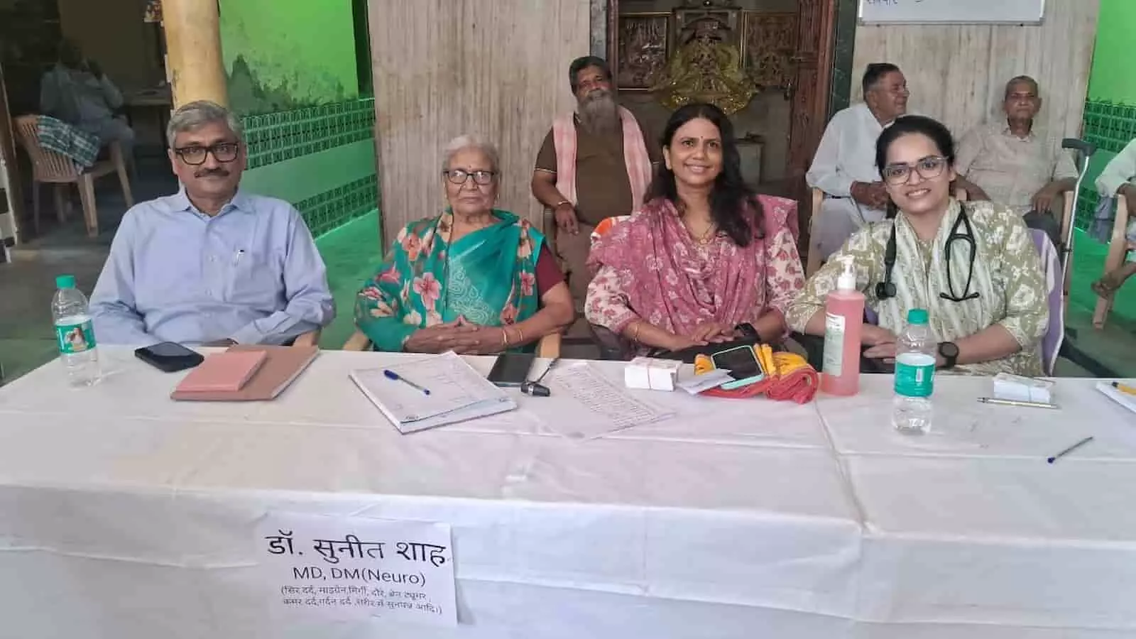 डीग के भोलेश्वर मंदिर में चिकित्सा शिविर के दौरान मेज पर बैठे डॉक्टर और आयोजक। डीग के भोलेश्वर मंदिर में चिकित्सा शिविर के दौरान मेज पर बैठे डॉक्टर और आयोजक।