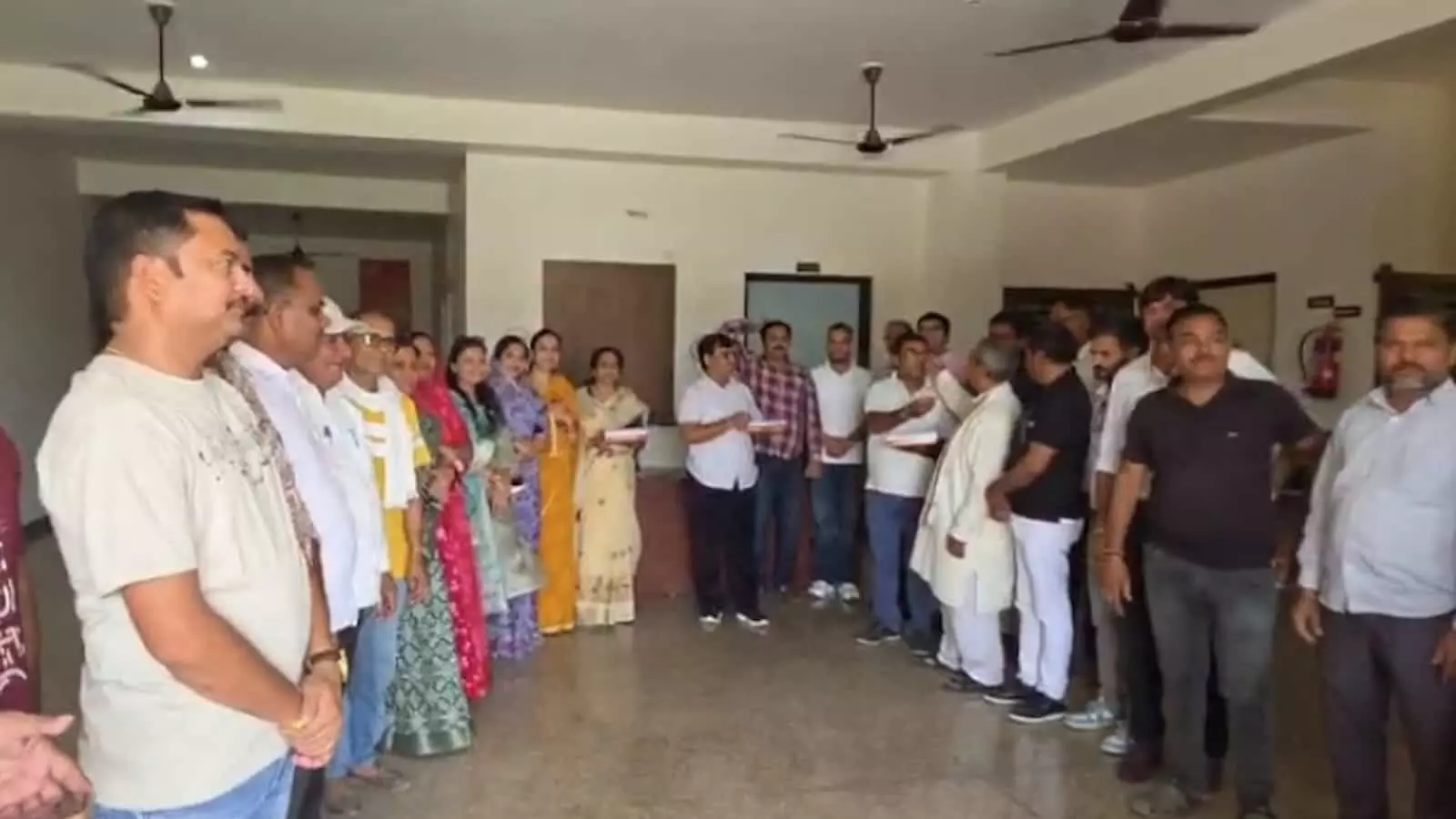 राजसमंद भाजपा कार्यालय में जीत की खुशी में मिठाई खिलाते जिलाध्यक्ष जगदीश पालीवाल और कार्यकर्ता।