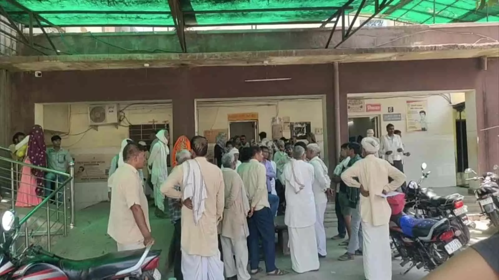 बयाना वैर मार्ग पर राजकीय पीजी कॉलेज के पास सड़क हादसे के बाद जुटी भीड़ और पुलिस बल। बयाना वैर मार्ग पर राजकीय पीजी कॉलेज के पास सड़क हादसे के बाद जुटी भीड़ और पुलिस बल।