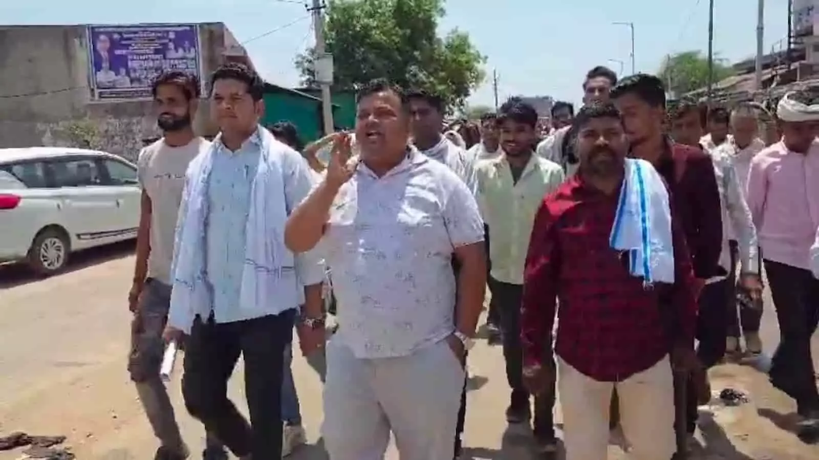 रूपवास कस्बे की सड़क पर शराब ठेके के स्थानांतरण के विरोध में नारेबाजी करते हुए पुरुष प्रदर्शनकारी। रूपवास कस्बे की सड़क पर शराब ठेके के स्थानांतरण के विरोध में नारेबाजी करते हुए पुरुष प्रदर्शनकारी।