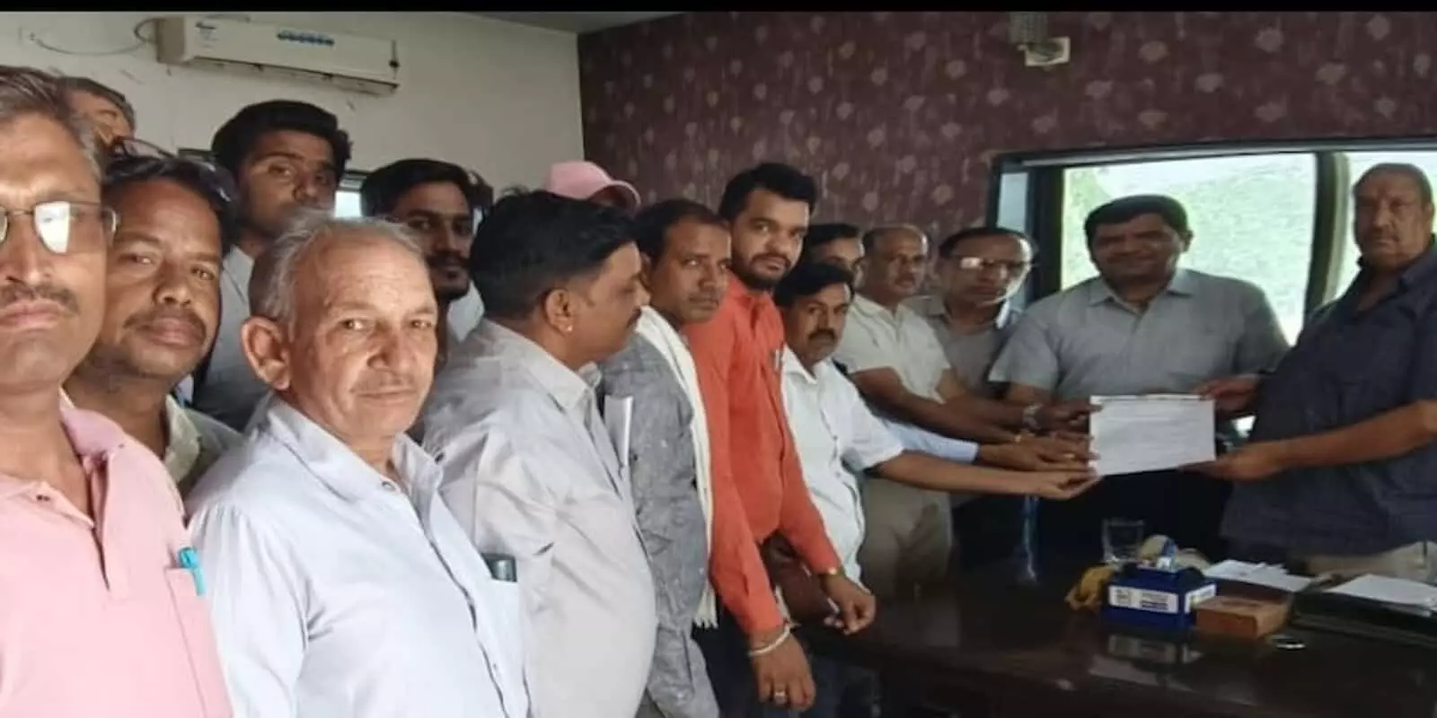 कुंभलगढ़ विधायक कार्यालय में निजी स्कूल संगठन के पदाधिकारी विधायक को ज्ञापन देते हुए दिख रहे हैं।