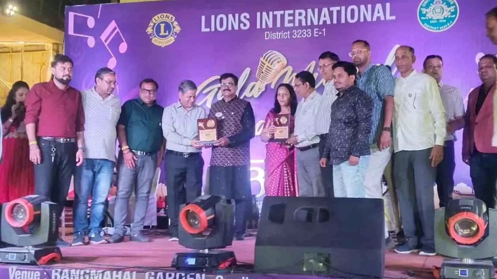 ग्वालियर में लायंस क्लब कॉन्फ्रेंस के मंच पर पदाधिकारी सदस्यों को स्मृति चिन्ह भेंट कर सम्मानित कर रहे हैं।