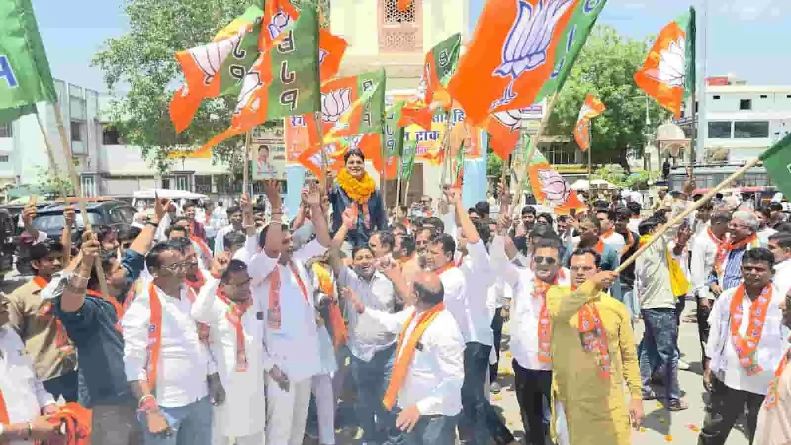 टोंक में भाजपा के झंडे लहराते हुए पार्टी कार्यकर्ता चुनावी जीत का जश्न मना रहे हैं।