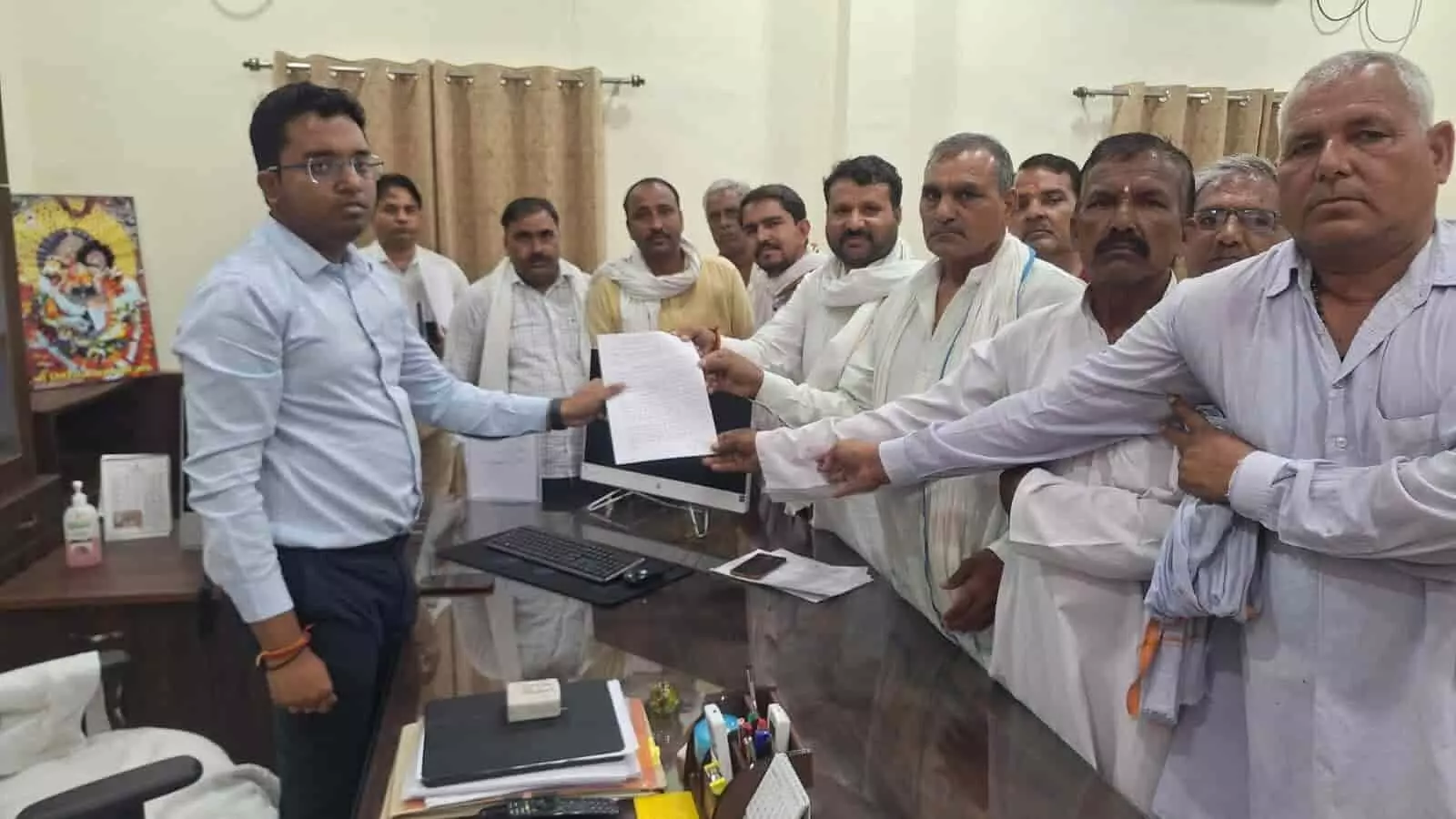 डीग जिलाधिकारी को ग्रीन फील्ड परियोजना के विरोध में ज्ञापन सौंपते पला गांव के ग्रामीण किसान।