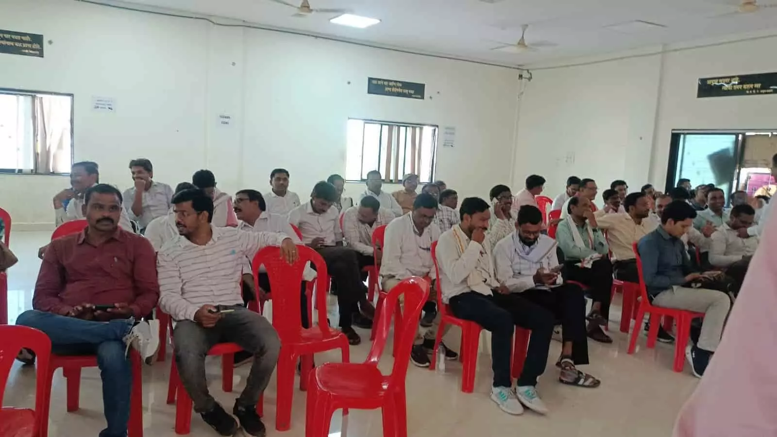 कोरपना के प्रशिक्षण केंद्र में कुर्सियों पर बैठे शिक्षक अव्यवस्थाओं के विरुद्ध शिकायत दर्ज कराते हुए।