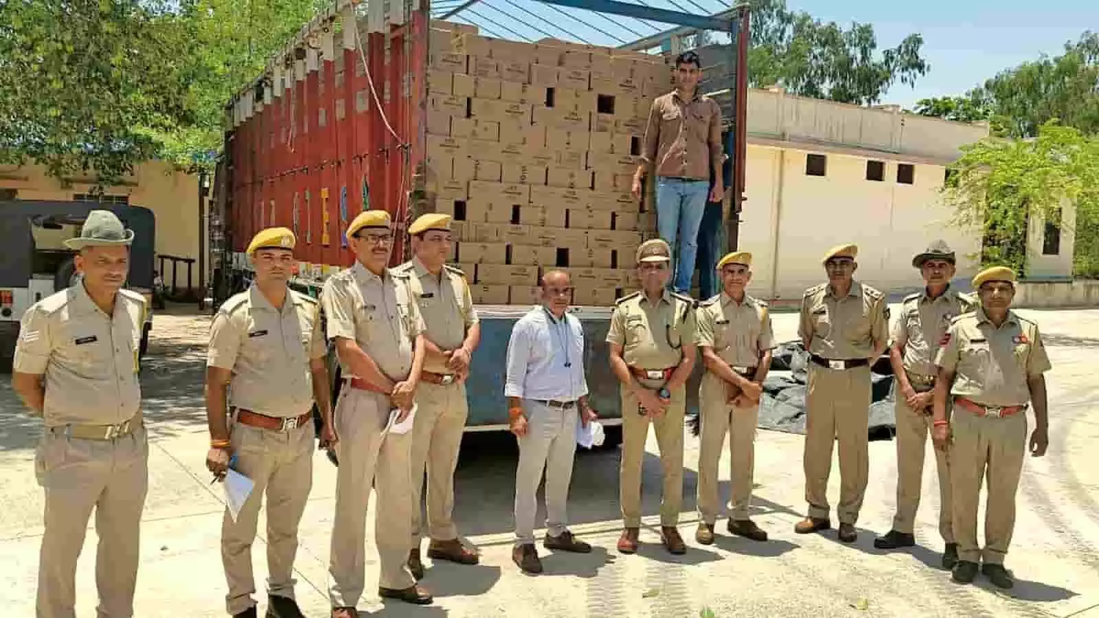 राजस्थान पुलिस अकादमी जयपुर में ट्रक से ओआरएस पैकेट के डिब्बे उतारते पुलिसकर्मी और अधिकारी। राजस्थान पुलिस अकादमी जयपुर में ट्रक से ओआरएस पैकेट के डिब्बे उतारते पुलिसकर्मी और अधिकारी।