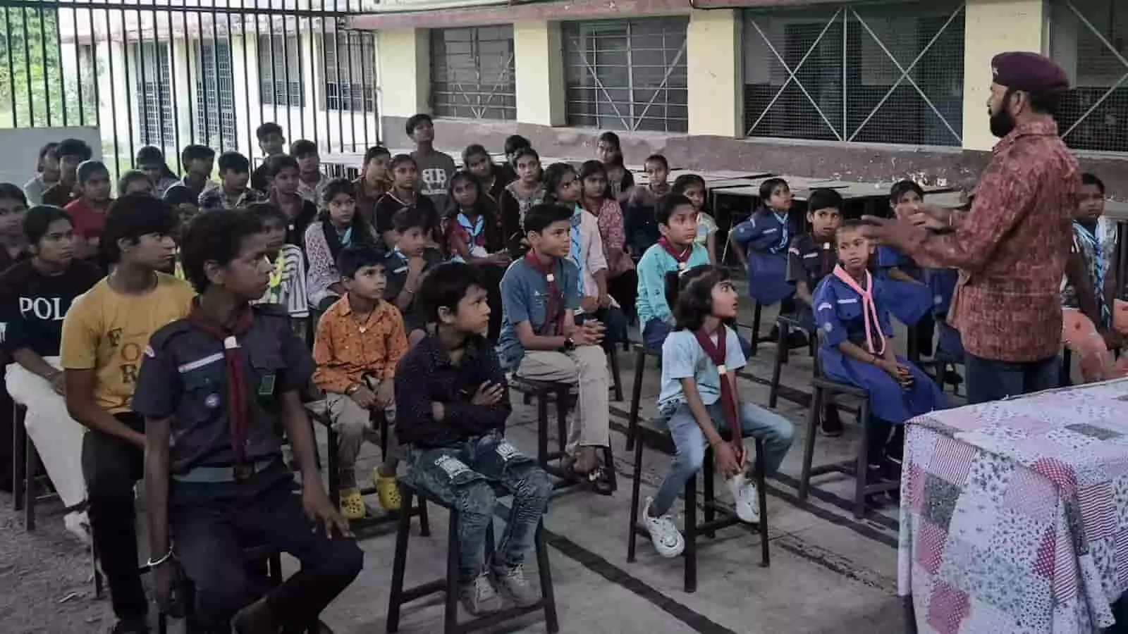 कोटा में आयोजित कार्यक्रम के दौरान बेंच पर बैठे स्काउट-गाइड और छात्र मुख्य अतिथि का संबोधन सुनते हुए। कोटा में आयोजित कार्यक्रम के दौरान बेंच पर बैठे स्काउट-गाइड और छात्र मुख्य अतिथि का संबोधन सुनते हुए।