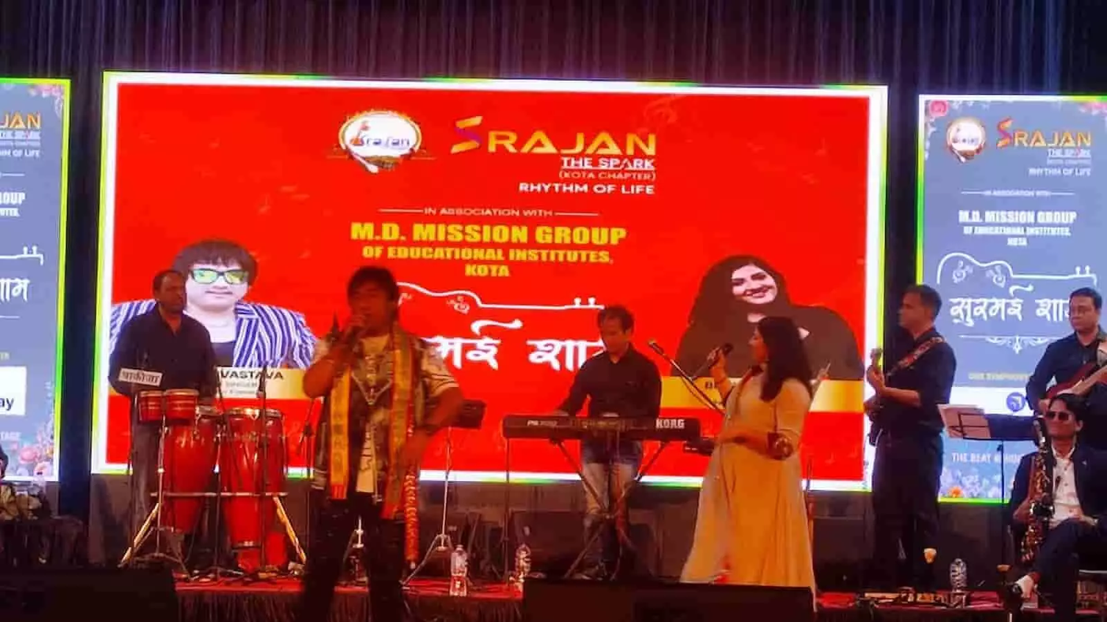 सी.पी. ऑडिटोरियम के मंच पर संगीत कार्यक्रम के दौरान गाते हुए गायक और वाद्ययंत्र बजाते कलाकार सी.पी. ऑडिटोरियम के मंच पर संगीत कार्यक्रम के दौरान गाते हुए गायक और वाद्ययंत्र बजाते कलाकार