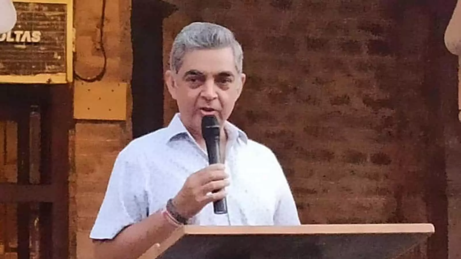 माइक पर भाषण देते हुए महाराव इज्यराज सिंह पुस्तक विमोचन समारोह के दौरान।