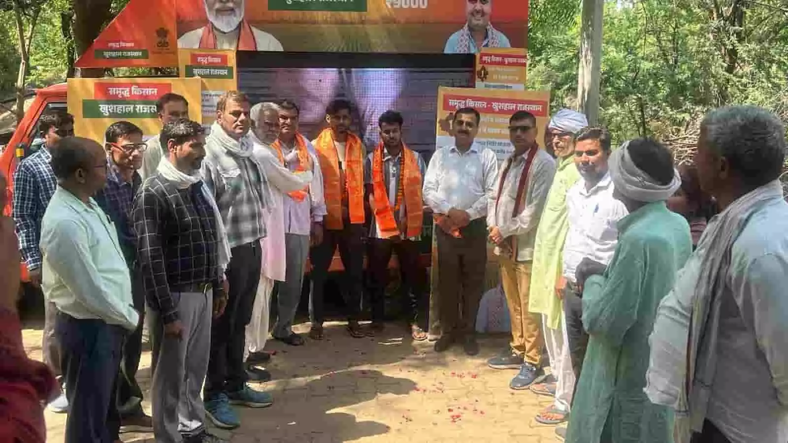 विकास रथ अभियान के दौरान गिरसै गांव में एकत्रित जन प्रतिनिधि और अधिकारी सरकारी योजनाओं का प्रचार करते हुए। विकास रथ अभियान के दौरान गिरसै गांव में एकत्रित जन प्रतिनिधि और अधिकारी सरकारी योजनाओं का प्रचार करते हुए।