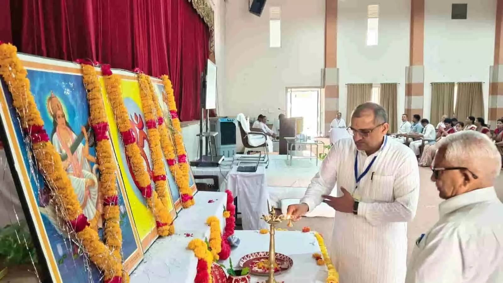 कोटा में विद्या भारती कार्यक्रम के दौरान दीप प्रज्वलित करते अतिथि और उपस्थित अन्य सदस्य। कोटा में विद्या भारती कार्यक्रम के दौरान दीप प्रज्वलित करते अतिथि और उपस्थित अन्य सदस्य।