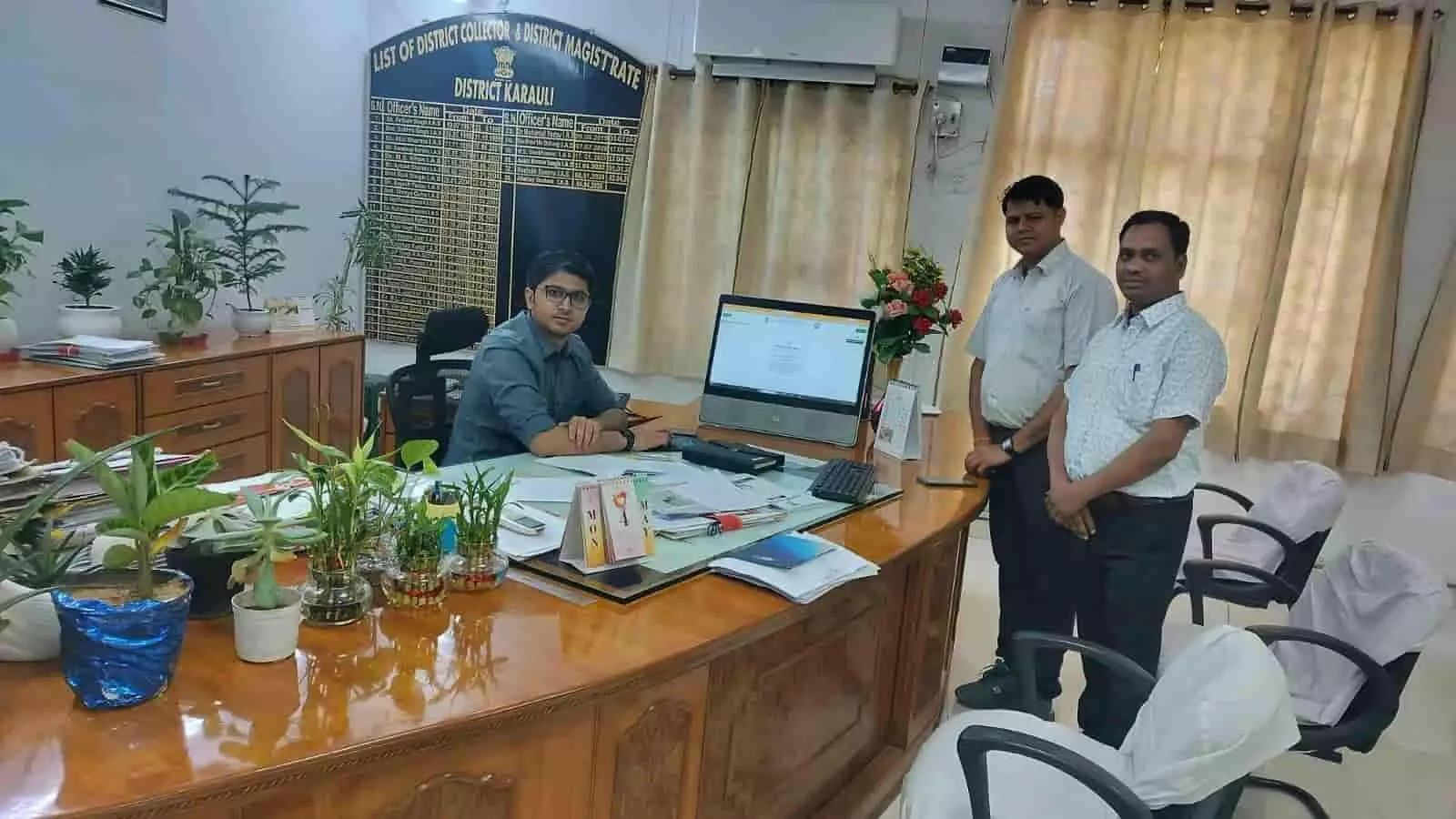 करौली जिला कलक्टर अक्षय गोदारा अपने कार्यालय में कंप्यूटर पोर्टल के माध्यम से जनगणना फॉर्म भरते हुए। करौली जिला कलक्टर अक्षय गोदारा अपने कार्यालय में कंप्यूटर पोर्टल के माध्यम से जनगणना फॉर्म भरते हुए।