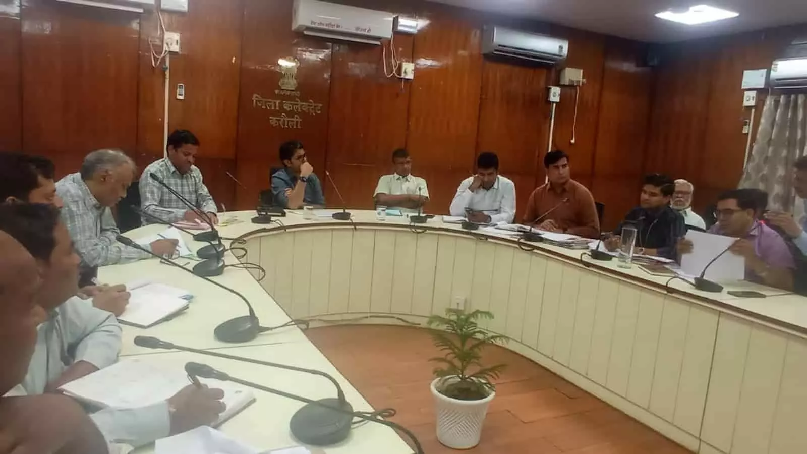 कलेक्ट्रेट सभागार में राजस्व अधिकारियों के साथ समीक्षा बैठक की अध्यक्षता करते जिला कलक्टर अक्षय गोदारा। कलेक्ट्रेट सभागार में राजस्व अधिकारियों के साथ समीक्षा बैठक की अध्यक्षता करते जिला कलक्टर अक्षय गोदारा।
