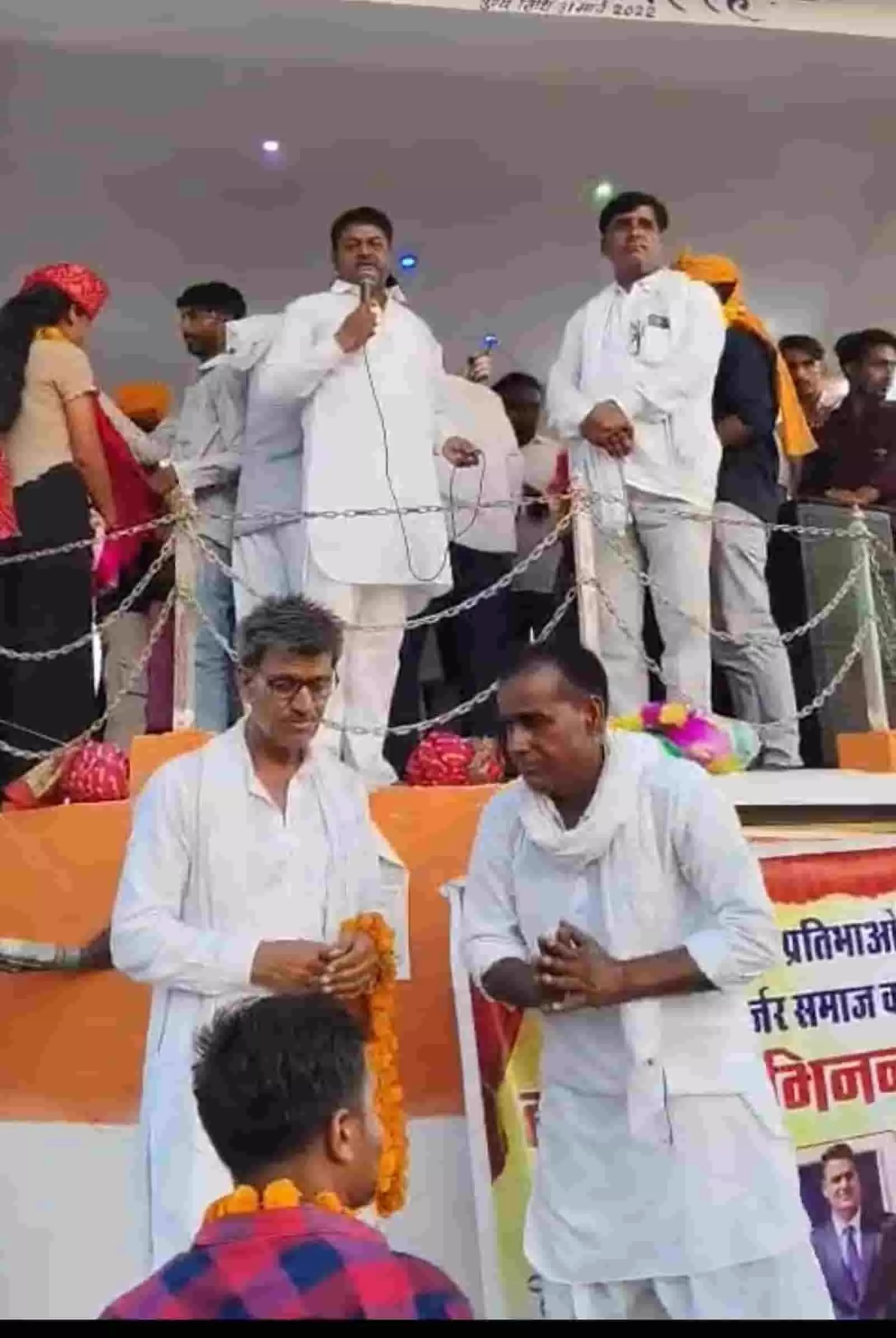 मलाना स्टेशन पर आयोजित प्रतिभा सम्मान समारोह में मंच से संबोधित करते मुख्य अतिथि और उपस्थित गणमान्य लोग। मलाना स्टेशन पर आयोजित प्रतिभा सम्मान समारोह में मंच से संबोधित करते मुख्य अतिथि और उपस्थित गणमान्य लोग।