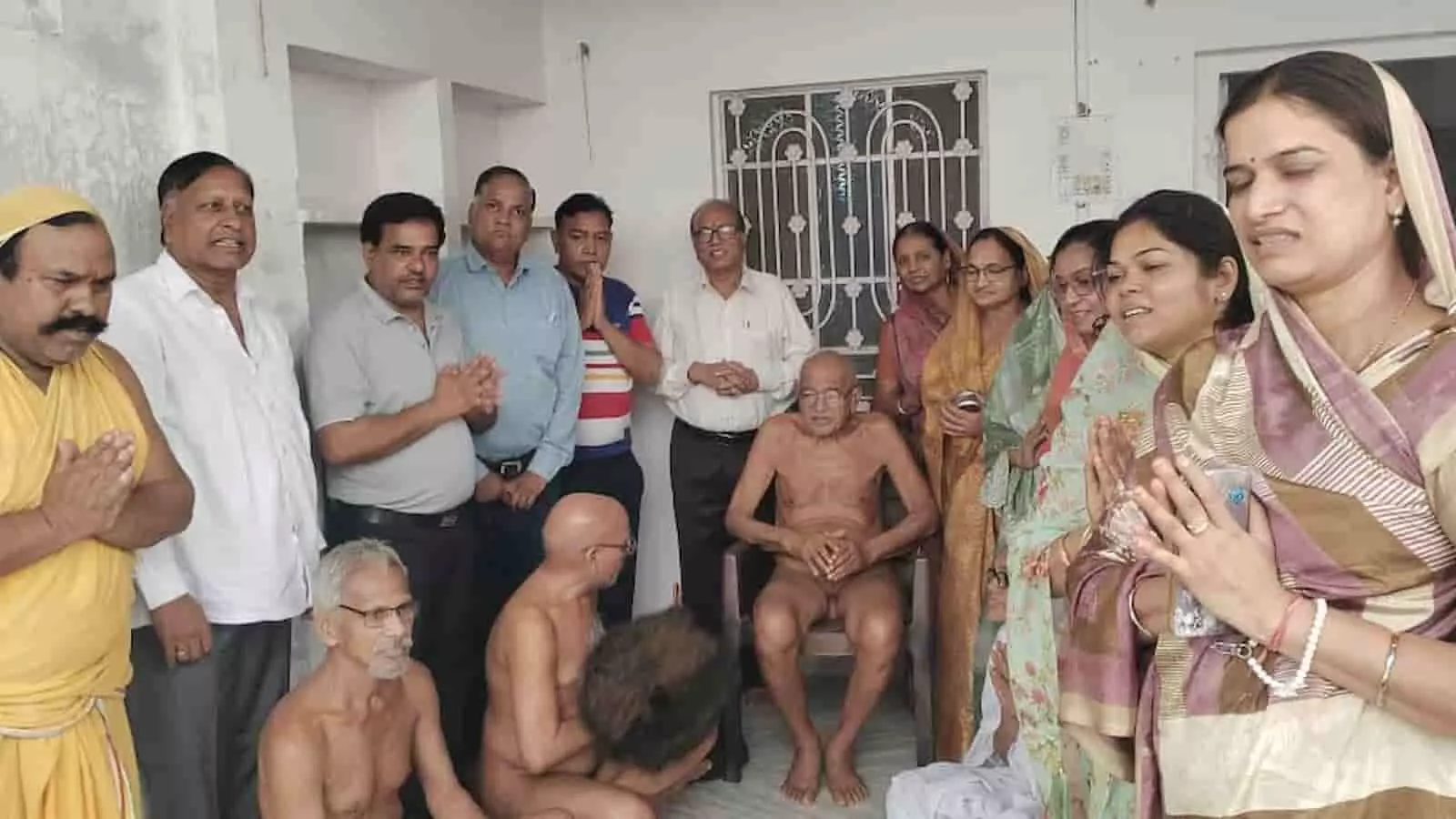 दिगम्बर जैन मन्दिर पिपलाई में आचार्य इन्द्रनन्दी महाराज के दर्शन हेतु हाथ जोड़े खड़े श्रद्धालु और जैन मुनि। दिगम्बर जैन मन्दिर पिपलाई में आचार्य इन्द्रनन्दी महाराज के दर्शन हेतु हाथ जोड़े खड़े श्रद्धालु और जैन मुनि।