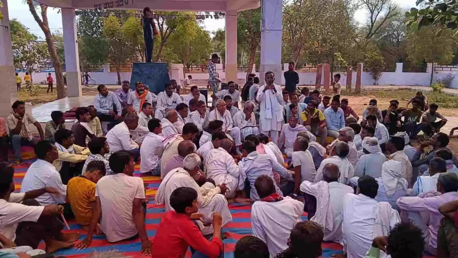 सिकरौदा के सार्वजनिक स्थल पर जाटव समाज सुधार समिति की बैठक में चर्चा करते ग्रामीण और पदाधिकारी। सिकरौदा के सार्वजनिक स्थल पर जाटव समाज सुधार समिति की बैठक में चर्चा करते ग्रामीण और पदाधिकारी।
