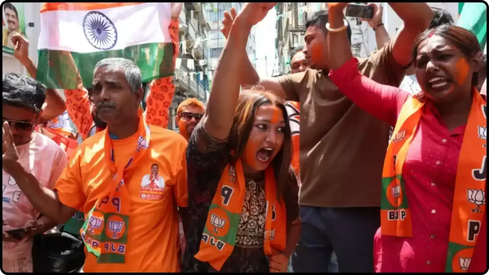 भगवा वस्त्र पहने भाजपा कार्यकर्ता कोलकाता में चुनाव परिणामों के बाद जीत का जश्न मना रहे हैं। भगवा वस्त्र पहने भाजपा कार्यकर्ता कोलकाता में चुनाव परिणामों के बाद जीत का जश्न मना रहे हैं।