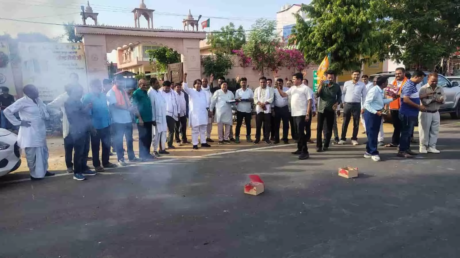 सड़क पर आतिशबाजी करते भाजपा कार्यकर्ता और जिलाध्यक्ष मानसिंह गुर्जर गंगापुर सिटी में जीत का जश्न मनाते हुए। सड़क पर आतिशबाजी करते भाजपा कार्यकर्ता और जिलाध्यक्ष मानसिंह गुर्जर गंगापुर सिटी में जीत का जश्न मनाते हुए।
