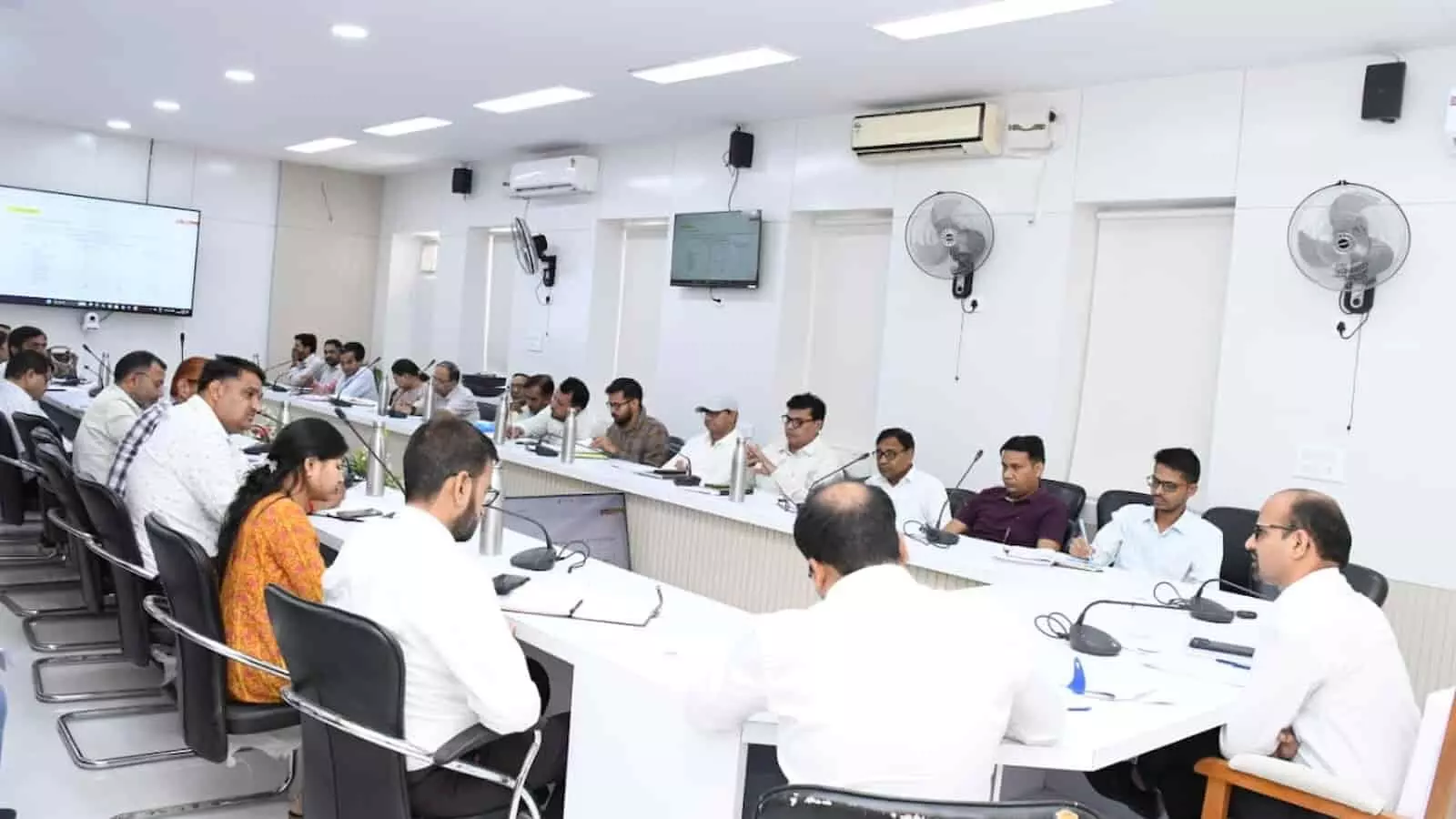 कार्यालय के बैठक कक्ष में अधिकारियों के साथ चर्चा करते जिला कलक्टर काना राम। कार्यालय के बैठक कक्ष में अधिकारियों के साथ चर्चा करते जिला कलक्टर काना राम।