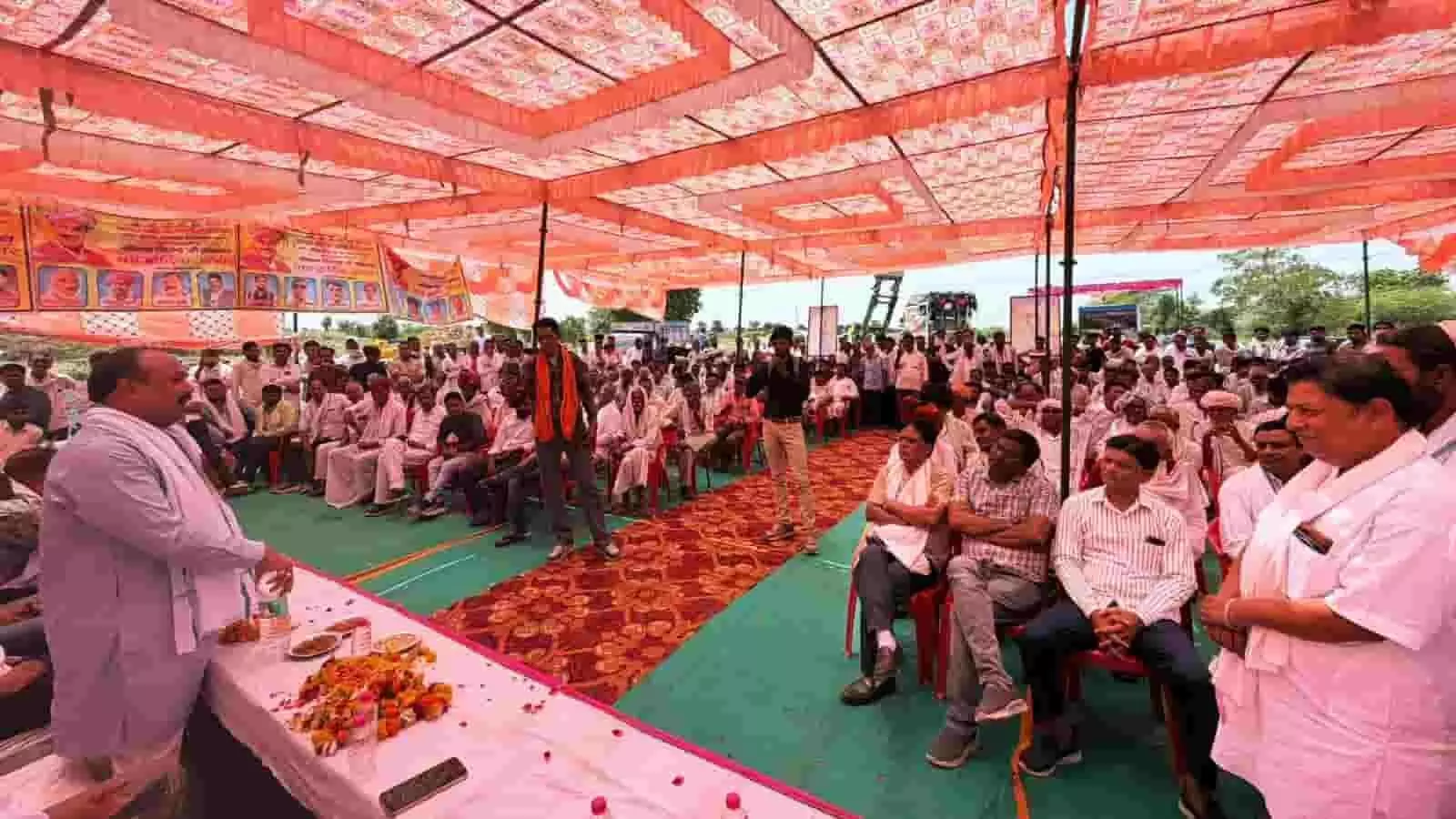 सवाई माधोपुर के डिडायच में बनास नदी पुल शिलान्यास समारोह को संबोधित करते विधायक जितेंद्र गोठवाल और उपस्थित ग्रामीण। सवाई माधोपुर के डिडायच में बनास नदी पुल शिलान्यास समारोह को संबोधित करते विधायक जितेंद्र गोठवाल और उपस्थित ग्रामीण।