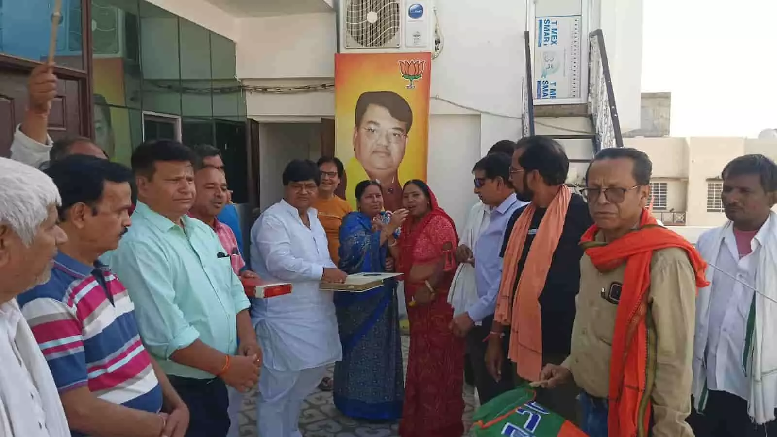 गंगापुर सिटी में पूर्व भाजपा जिलाध्यक्ष के घर जीत की खुशी में मिठाई खिलाते हुए पार्टी कार्यकर्ता। गंगापुर सिटी में पूर्व भाजपा जिलाध्यक्ष के घर जीत की खुशी में मिठाई खिलाते हुए पार्टी कार्यकर्ता।