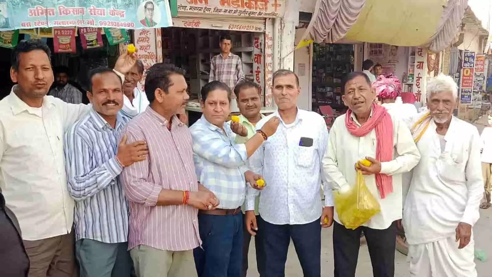 मलारना डूंगर बस स्टैंड पर भाजपा कार्यकर्ता एक दूसरे को लड्डू खिलाकर चुनावी जीत का जश्न मना रहे हैं। मलारना डूंगर बस स्टैंड पर भाजपा कार्यकर्ता एक दूसरे को लड्डू खिलाकर चुनावी जीत का जश्न मना रहे हैं।