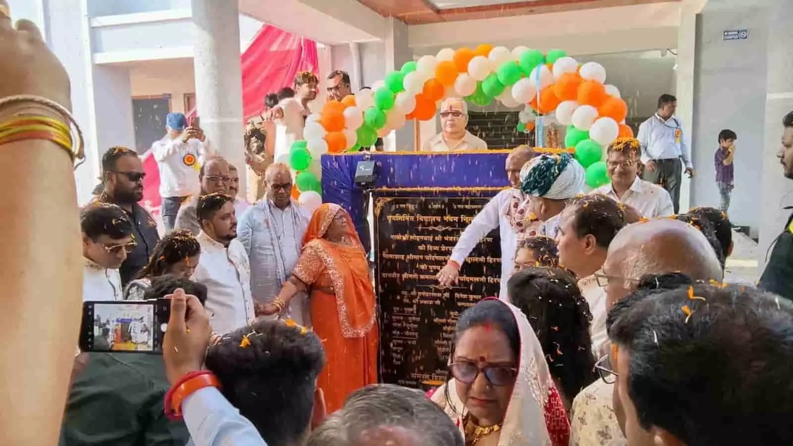 मावली के खरताणा गांव में नवनिर्मित विद्यालय भवन के उद्घाटन समारोह में उपस्थित जनसमूह और अतिथि। मावली के खरताणा गांव में नवनिर्मित विद्यालय भवन के उद्घाटन समारोह में उपस्थित जनसमूह और अतिथि।