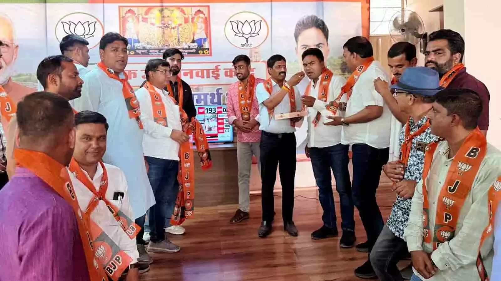 चित्तौड़गढ़ विधायक कार्यालय में भाजपा कार्यकर्ता मिठाई खिलाकर विधानसभा चुनाव में जीत का उत्सव मनाते हुए चित्तौड़गढ़ विधायक कार्यालय में भाजपा कार्यकर्ता मिठाई खिलाकर विधानसभा चुनाव में जीत का उत्सव मनाते हुए
