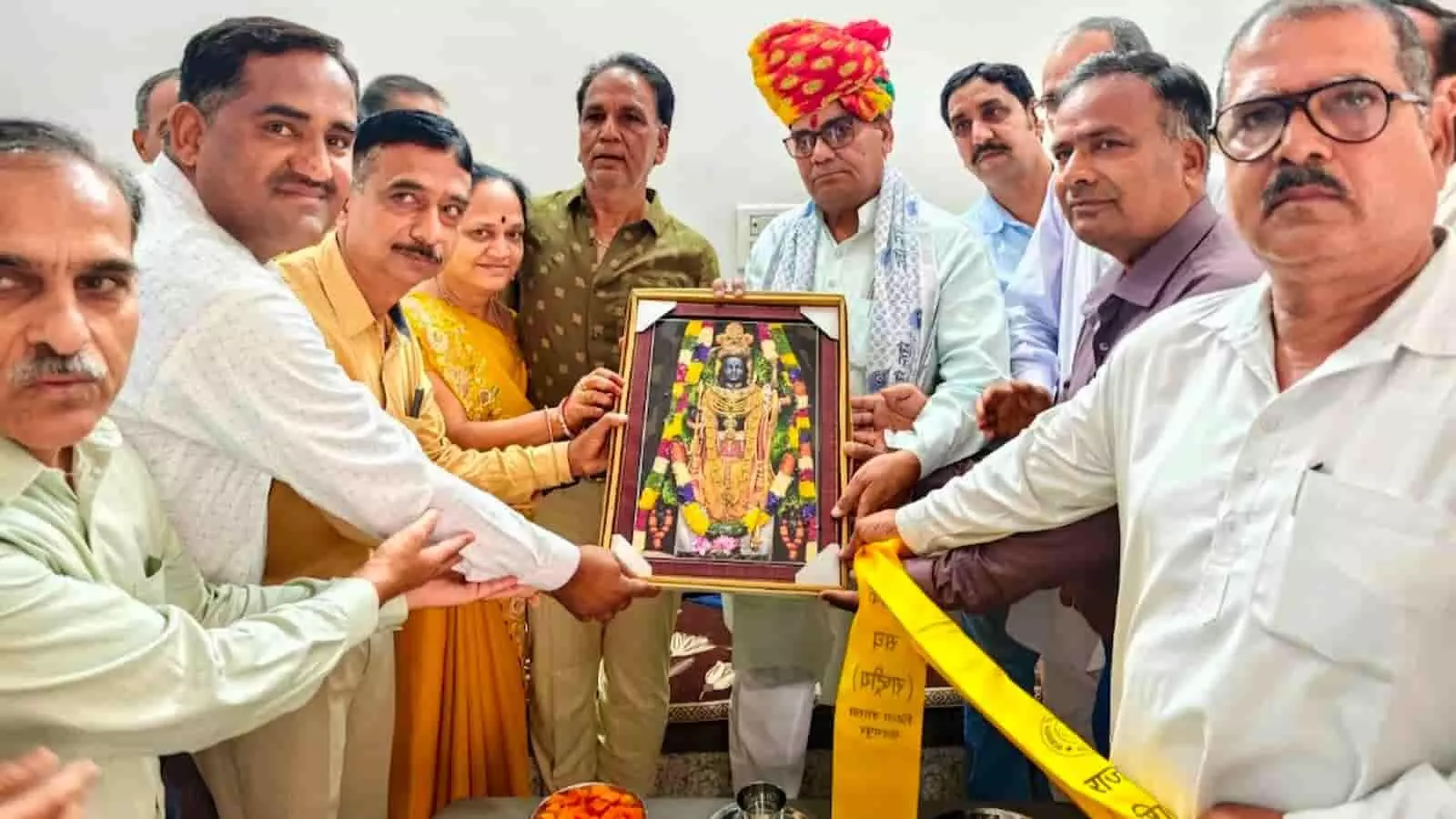 फतहनगर में शिक्षक संघ के पदाधिकारी मंत्री मदन दिलावर को श्रीराम की तस्वीर भेंट कर सम्मानित कर रहे हैं। फतहनगर में शिक्षक संघ के पदाधिकारी मंत्री मदन दिलावर को श्रीराम की तस्वीर भेंट कर सम्मानित कर रहे हैं।