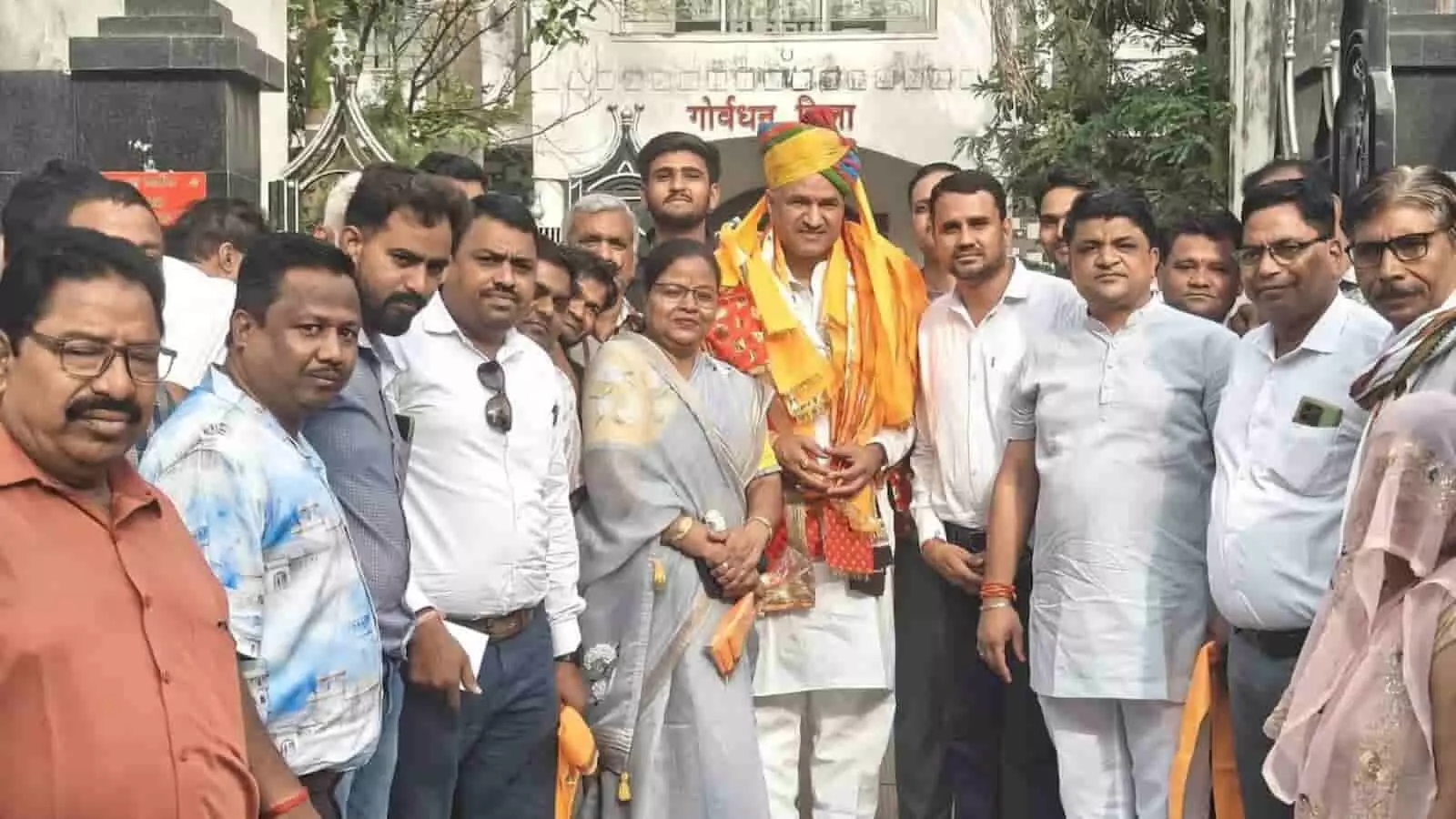 सनवाड़ में कार्यकर्ताओं के बीच खड़े सांसद सी.पी. जोशी के अभिनंदन समारोह का दृश्य। सनवाड़ में कार्यकर्ताओं के बीच खड़े सांसद सी.पी. जोशी के अभिनंदन समारोह का दृश्य।