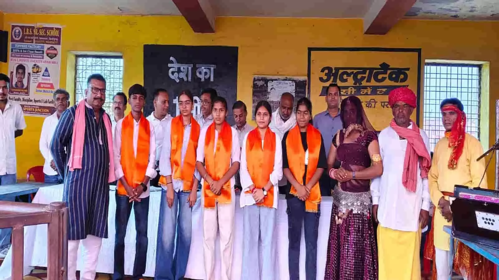 चित्तौड़गढ़ के हरनाथपुरा में ग्राम रथ अभियान के दौरान मंच पर जनप्रतिनिधि और स्थानीय ग्रामीण जागरूकता कार्यक्रम में शामिल होते हुए।