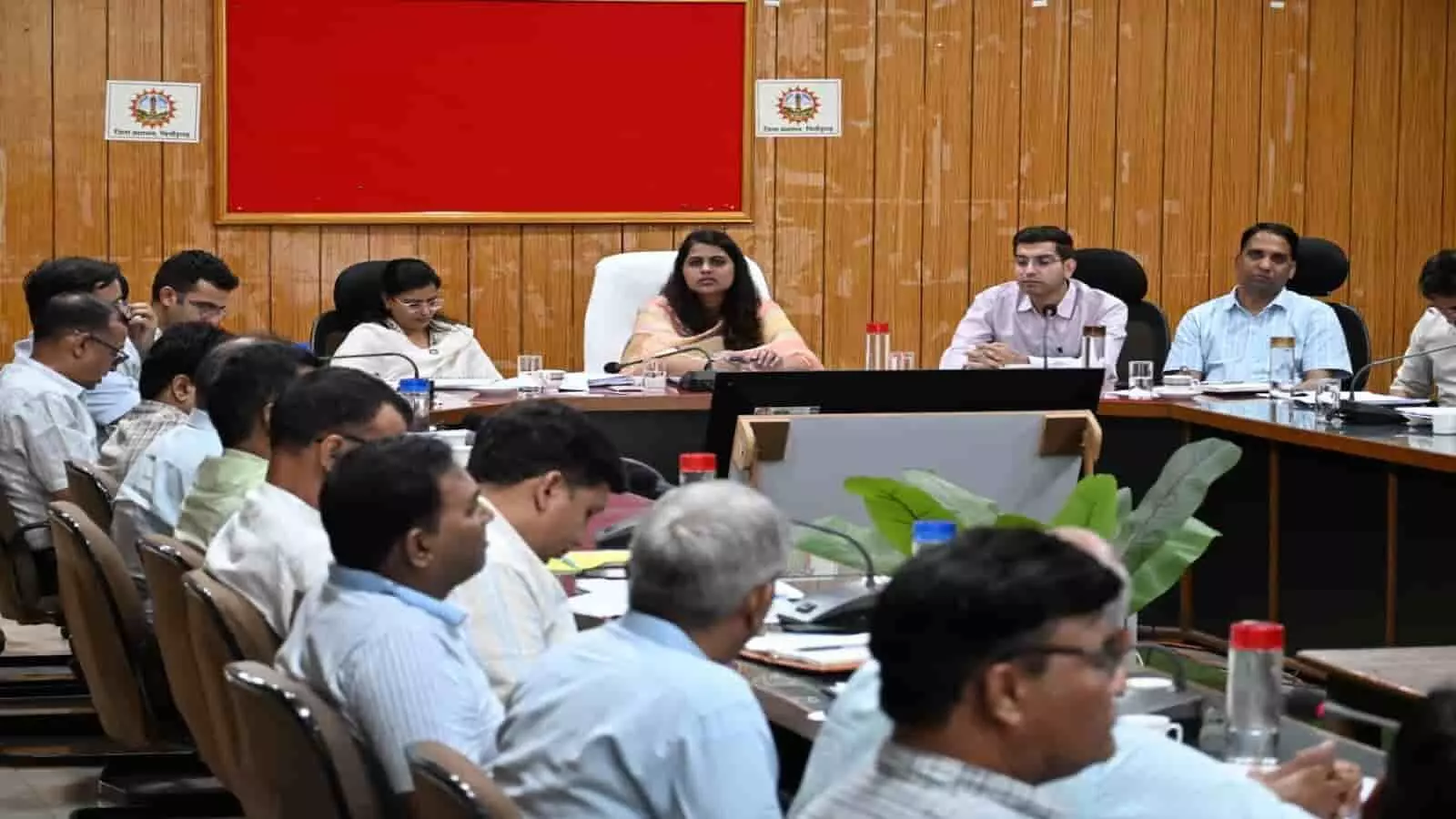 कलेक्ट्रेट में अधिकारियों के साथ बैठक की अध्यक्षता करतीं जिला कलक्टर डॉ. मंजू और अन्य अधिकारी।
