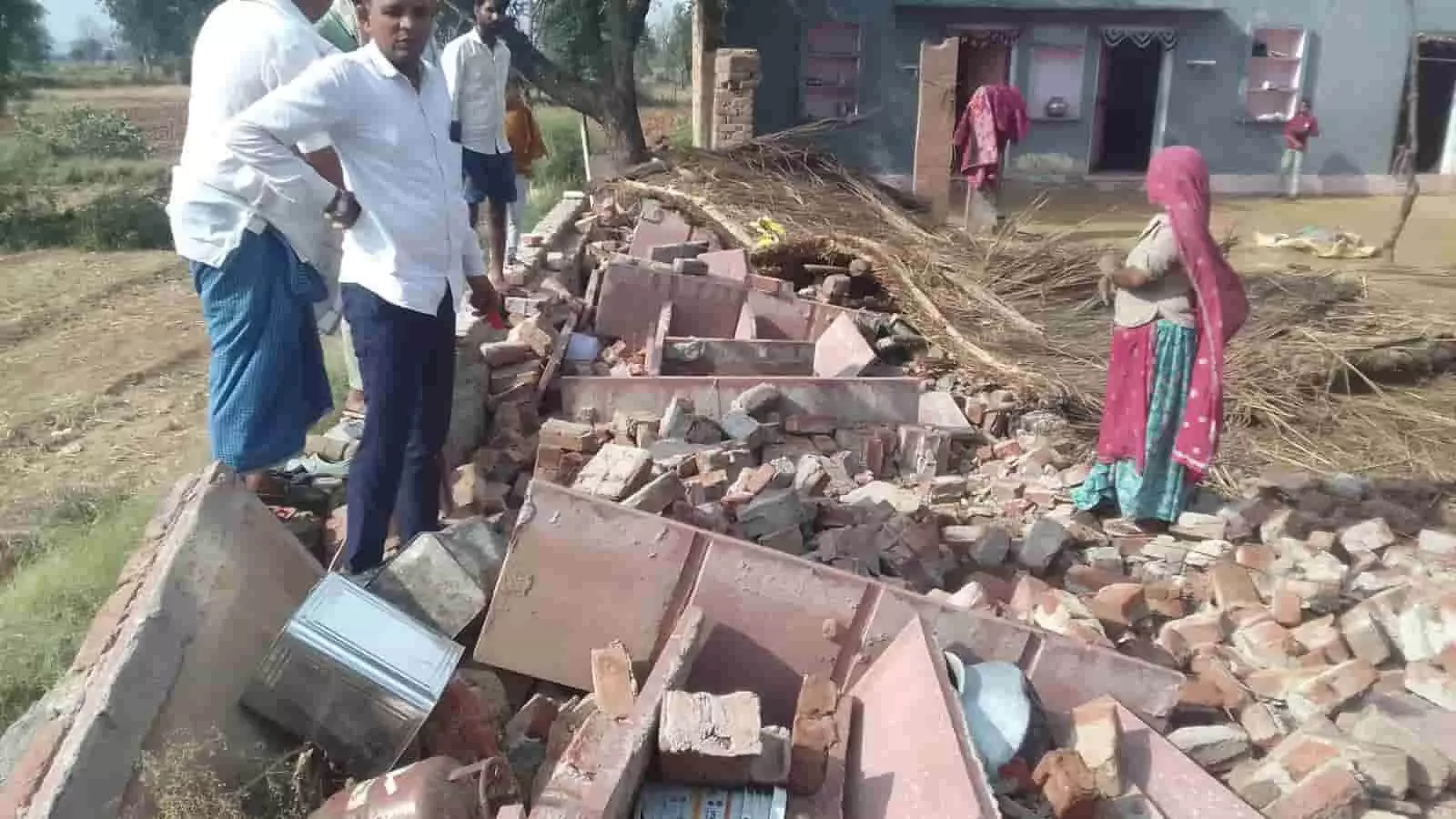 बारौली गांव में आंधी से गिरे हुए मकान की ईंटों और मलबे के पास खड़े ग्रामीण। बारौली गांव में आंधी से गिरे हुए मकान की ईंटों और मलबे के पास खड़े ग्रामीण।