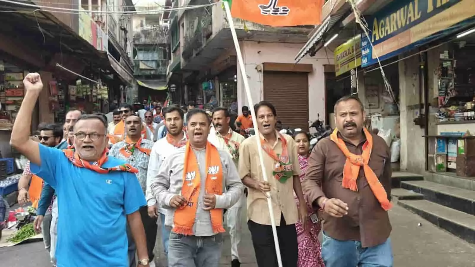 माउंट आबू के बाजार में भाजपा कार्यकर्ता झंडा लेकर चुनावी जीत का जुलूस निकालते हुए। माउंट आबू के बाजार में भाजपा कार्यकर्ता झंडा लेकर चुनावी जीत का जुलूस निकालते हुए।